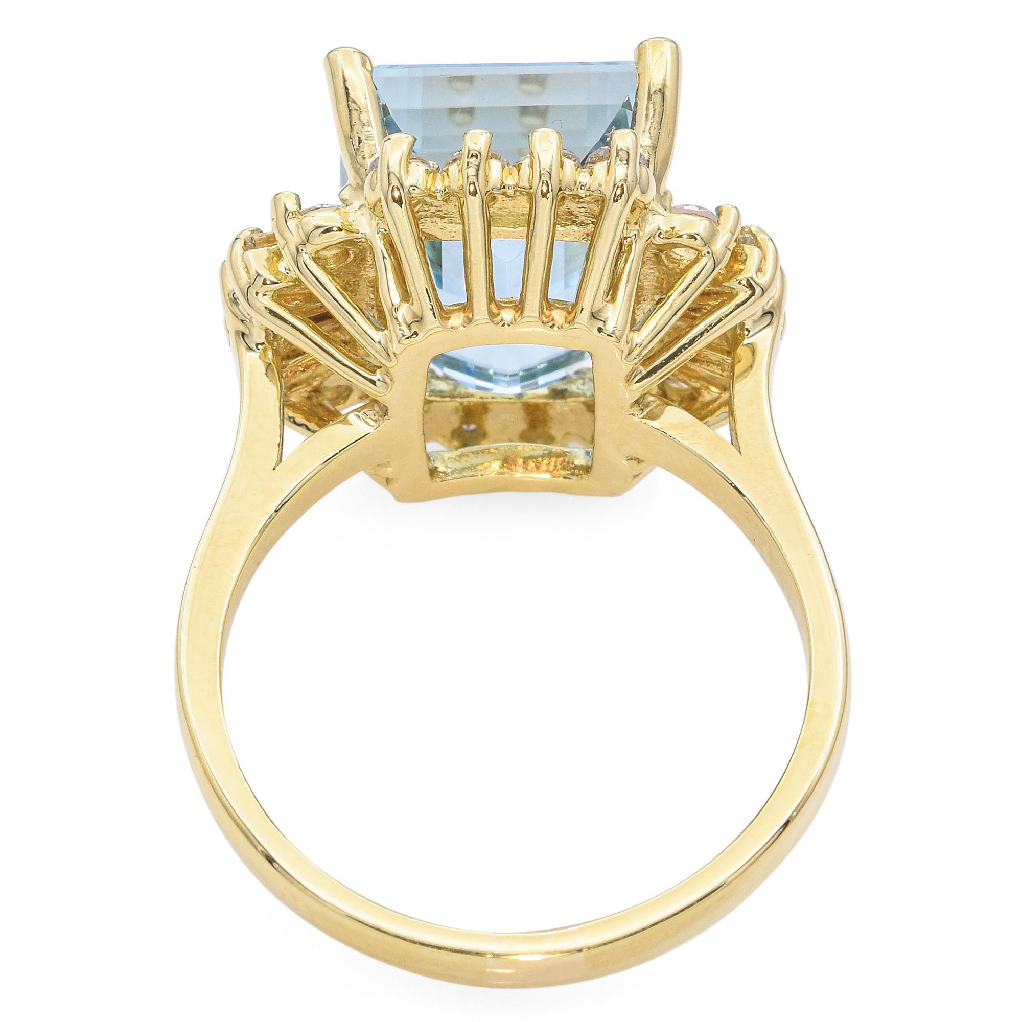 Women's Vintage 18k Yellow Gold 7.25ct Aquamarine and 0.75tcw Diamond Ring For Sale