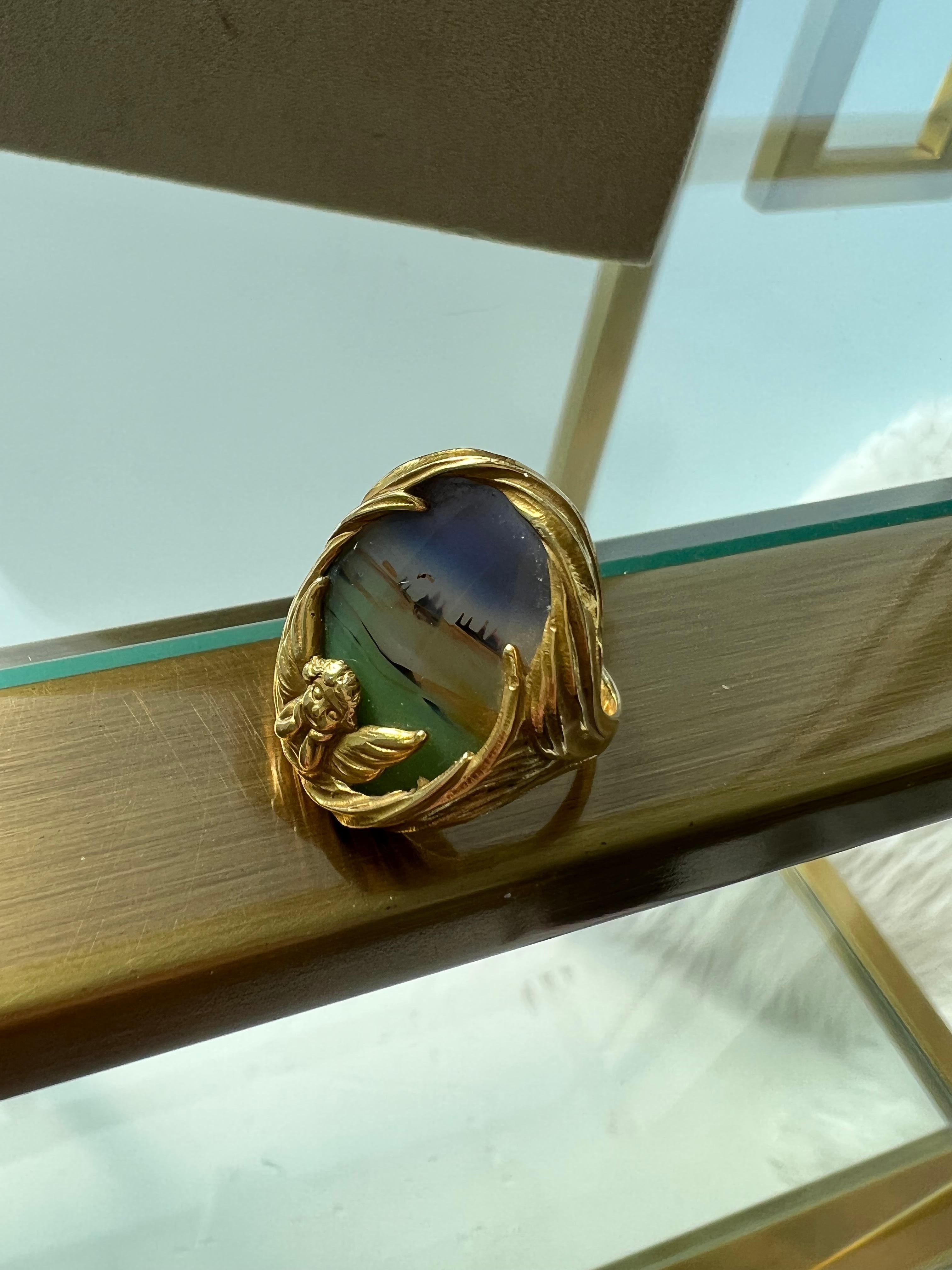Vintage 18K Yellow Gold Agate Ring with Cherub In Good Condition For Sale In San Francisco, CA