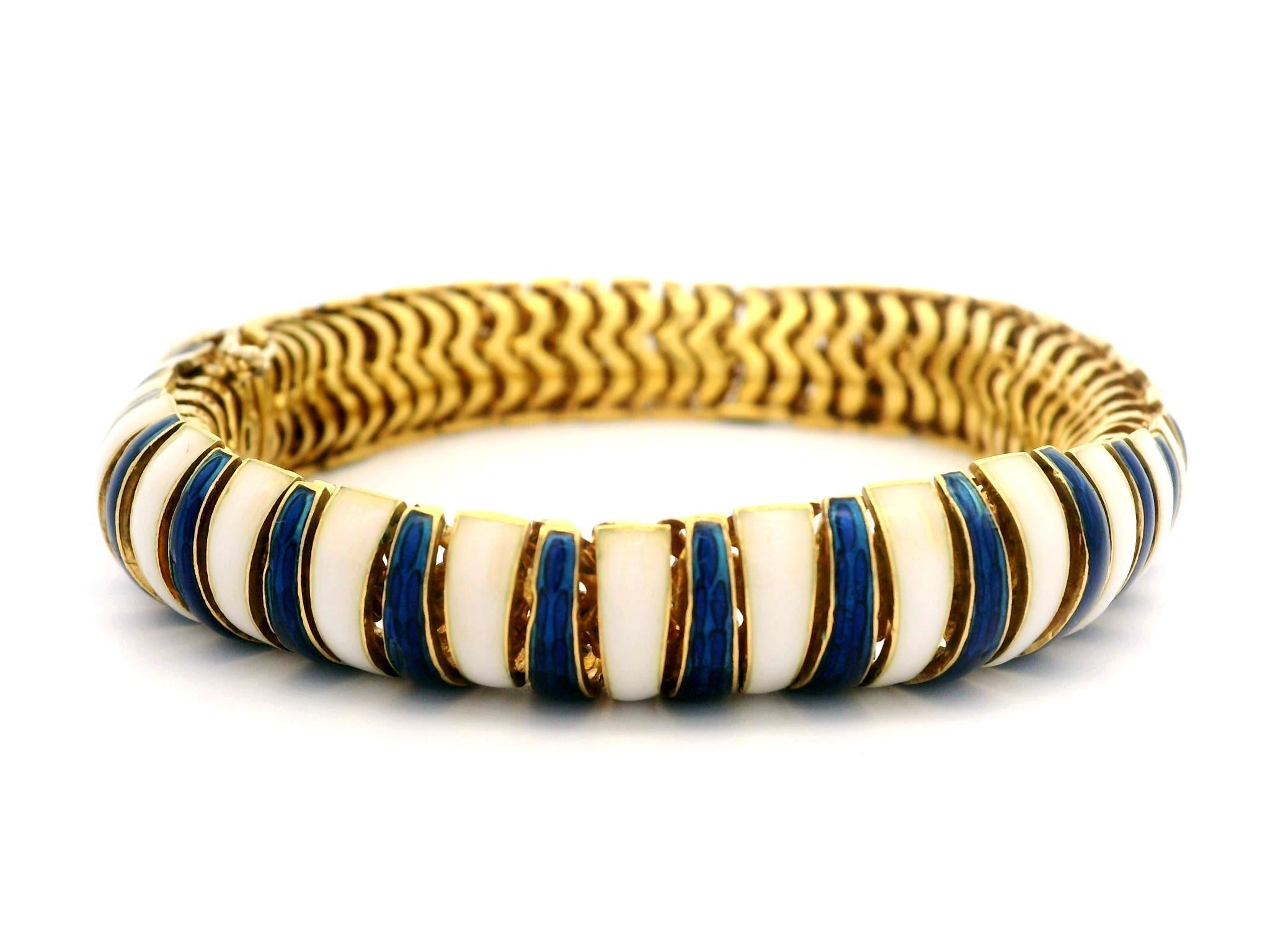 Bracelet vintage en or jaune 18 carats, émail bleu et blanc alternant Bon état - En vente à Montclair, NJ