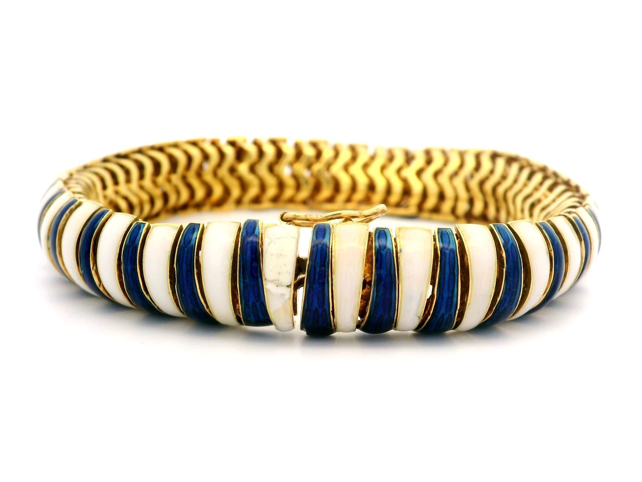 Bracelet vintage en or jaune 18 carats, émail bleu et blanc alternant Pour femmes en vente