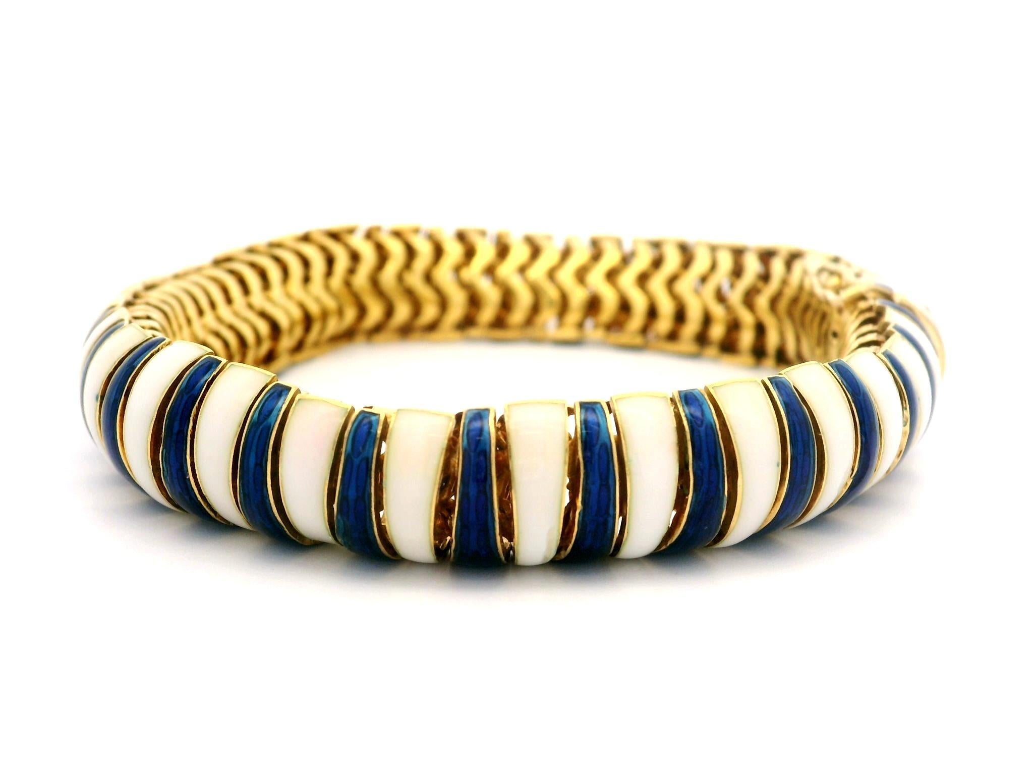 Bracelet vintage en or jaune 18 carats, émail bleu et blanc alternant en vente 1