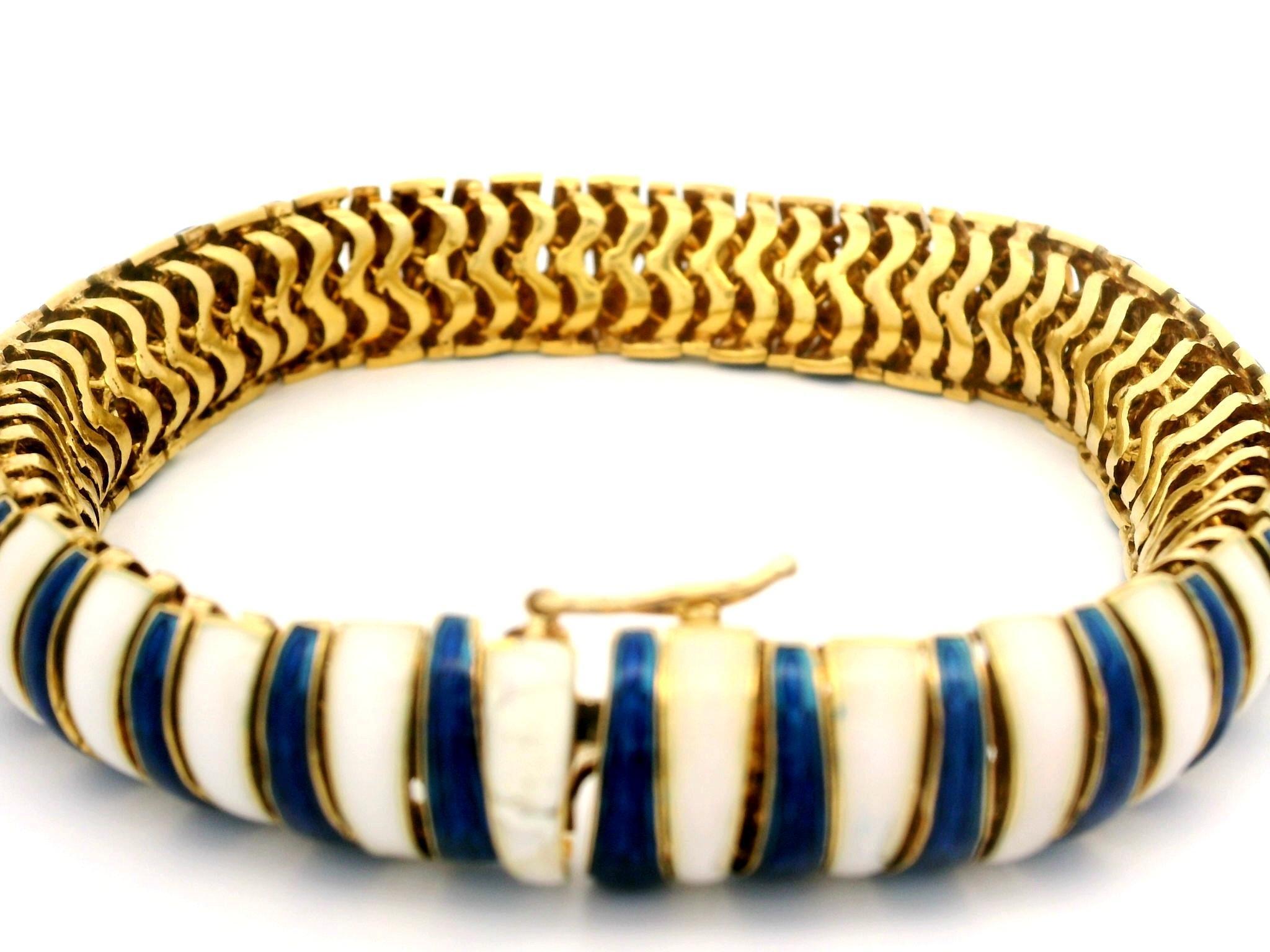 Bracelet vintage en or jaune 18 carats, émail bleu et blanc alternant en vente 2