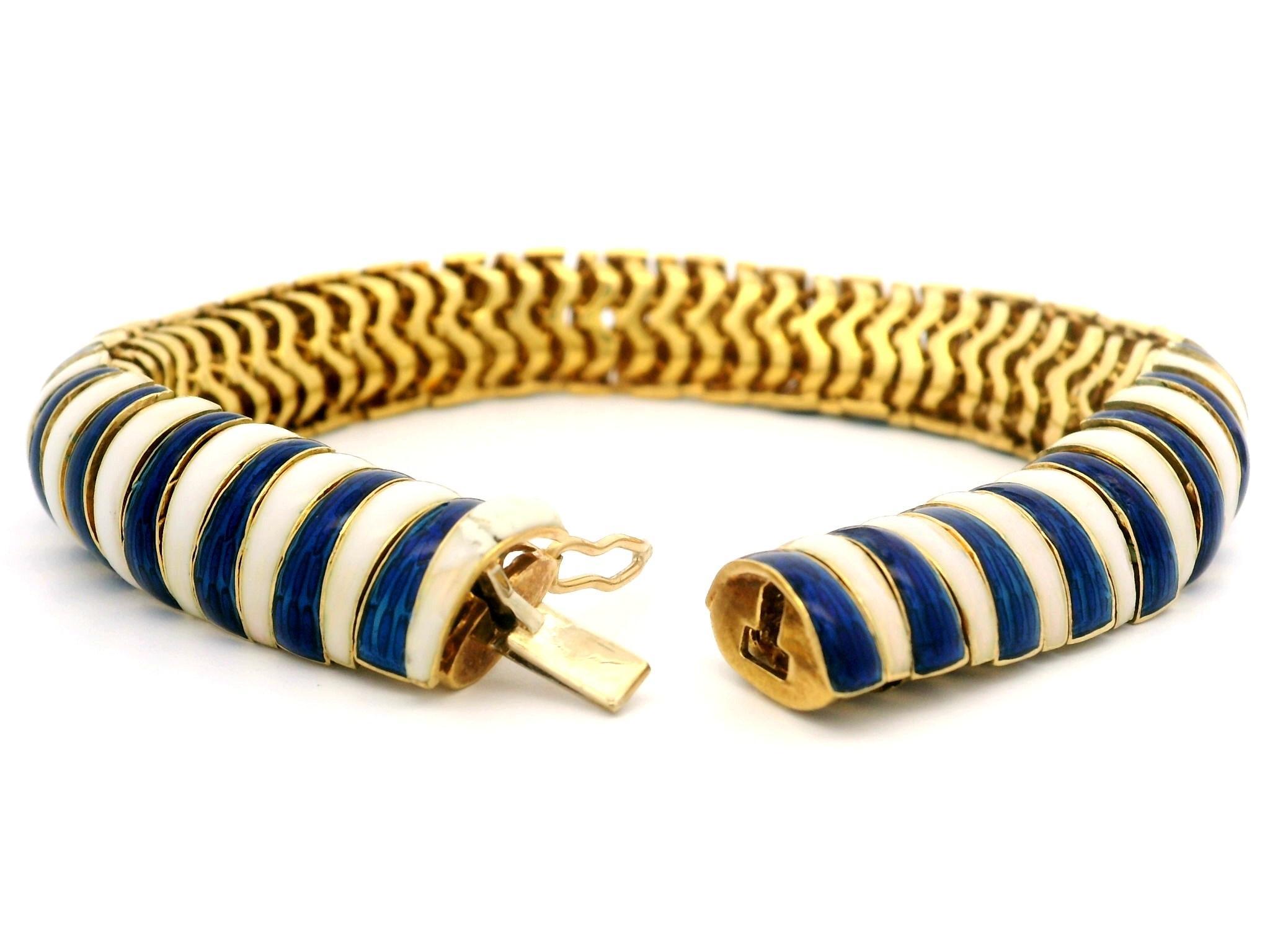 Bracelet vintage en or jaune 18 carats, émail bleu et blanc alternant en vente 3