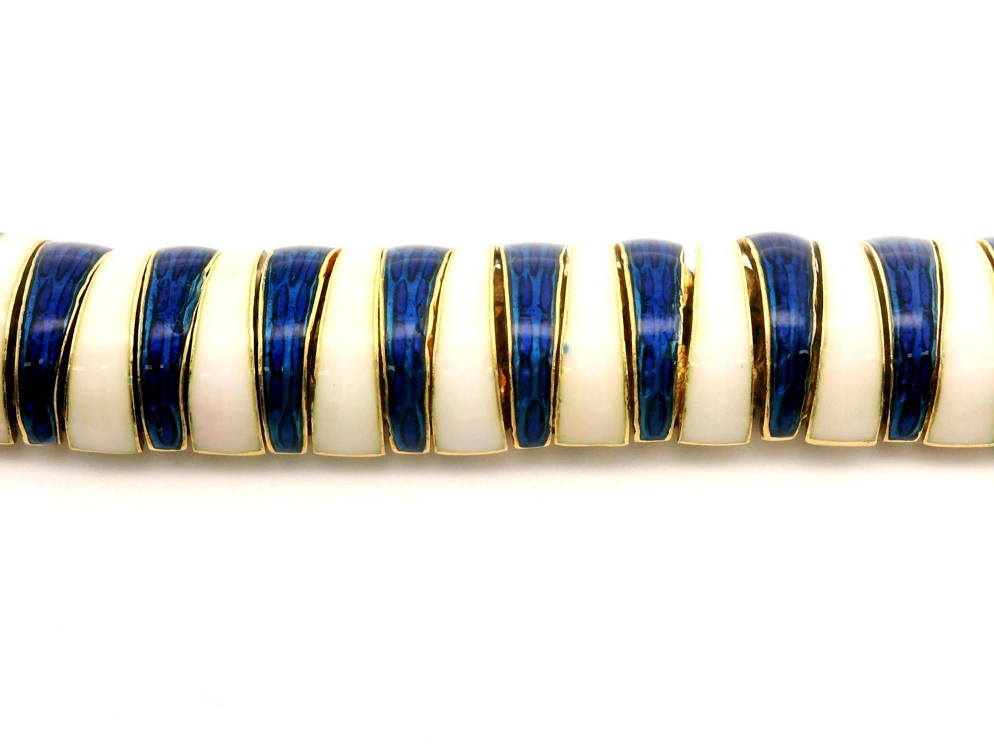 Bracelet vintage en or jaune 18 carats, émail bleu et blanc alternant en vente 4