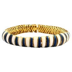Gliederarmband aus 18 Karat Gelbgold mit gewölbter Schlange, abwechselnd blau-weiße Emaille und gewölbte Emaille