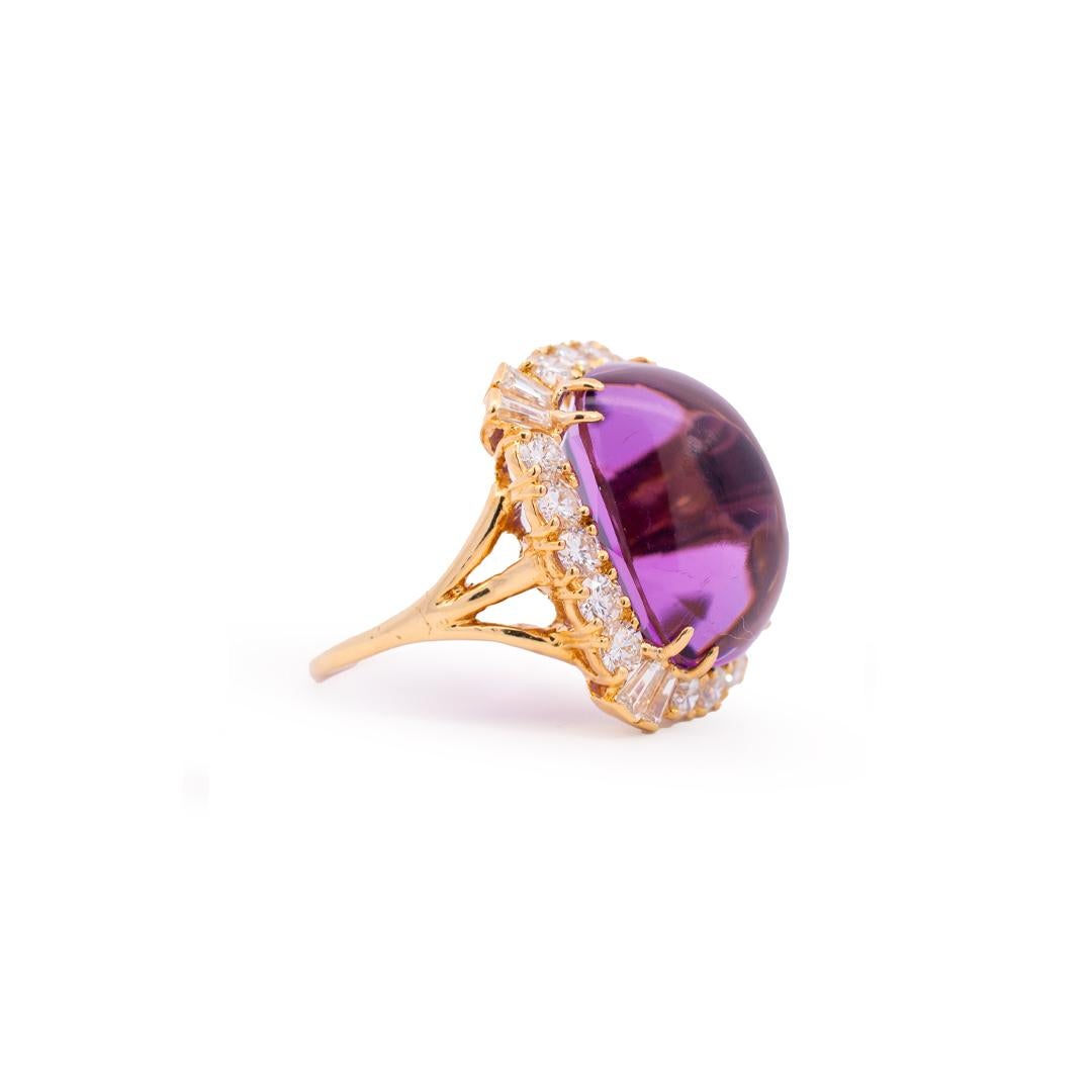 Taille cabochon Bague cocktail vintage en or jaune 18 carats, améthyste et diamant halo en vente