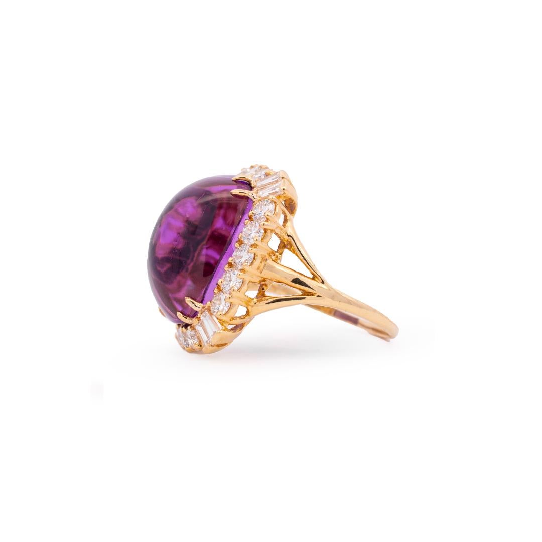 Bague cocktail vintage en or jaune 18 carats, améthyste et diamant halo Excellent état - En vente à Houston, TX