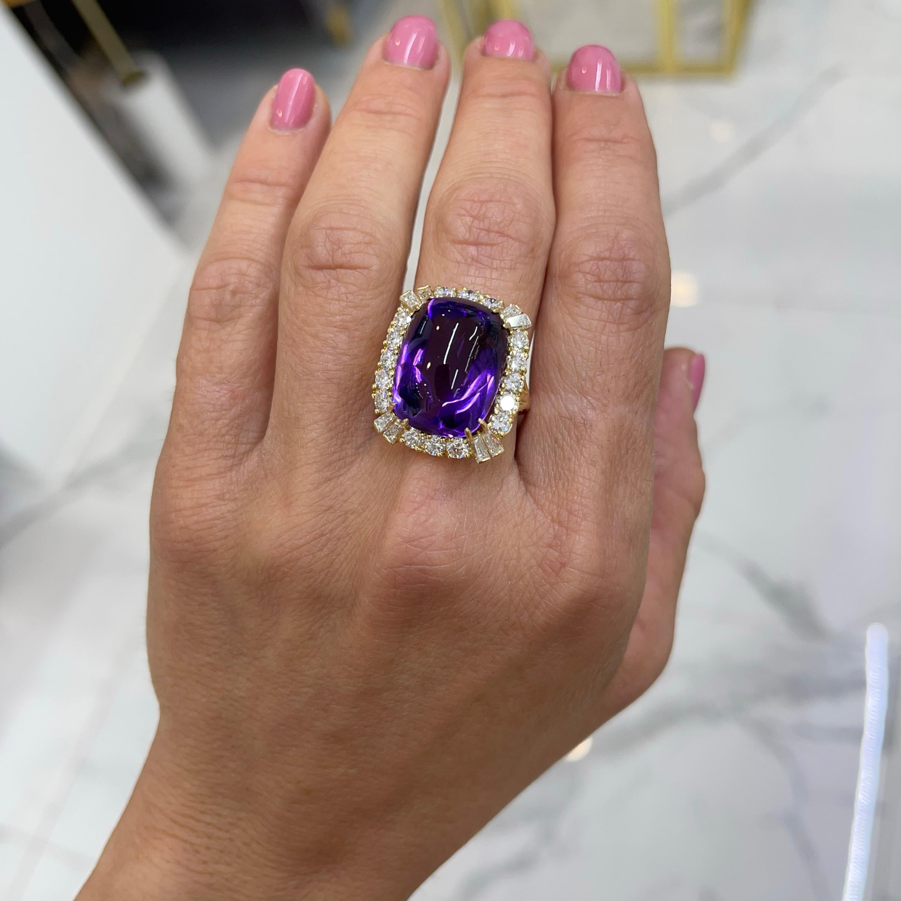 Bague cocktail vintage en or jaune 18 carats, améthyste et diamant halo en vente 1