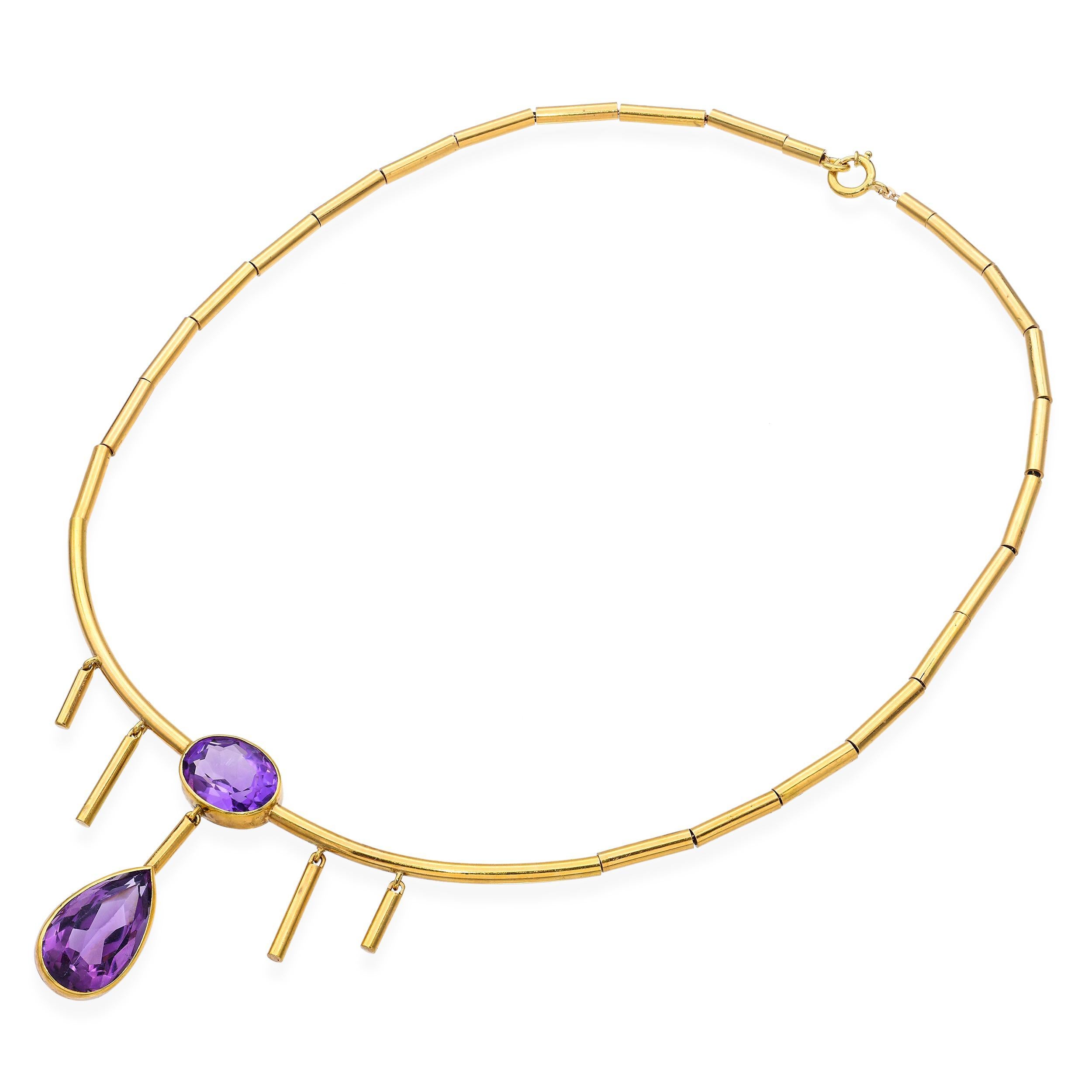 Ce collier vintage présente une riche améthyste violette sertie dans de l'or jaune 18 carats, créant une silhouette intemporelle et élégante. L'améthyste facettée est délicatement suspendue, permettant à la lumière de capter et de refléter son éclat