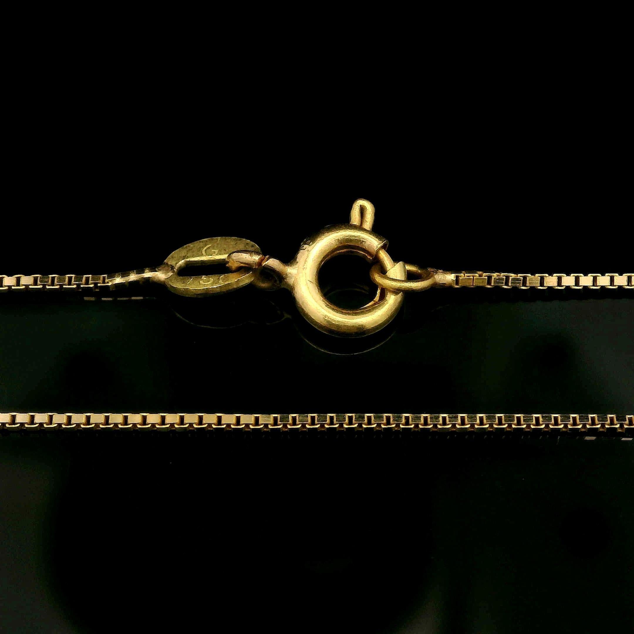 MATERIAL : Or jaune 18k massif
Poids : 3.46 grammes
Type de chaîne : 0.8mm Box Link
Longueur de la chaîne : 15 pouces (mesurée à côté d'une règle)
Fermoir : anneau à ressort
Largeur du pendentif : 21.5mm (0.84
