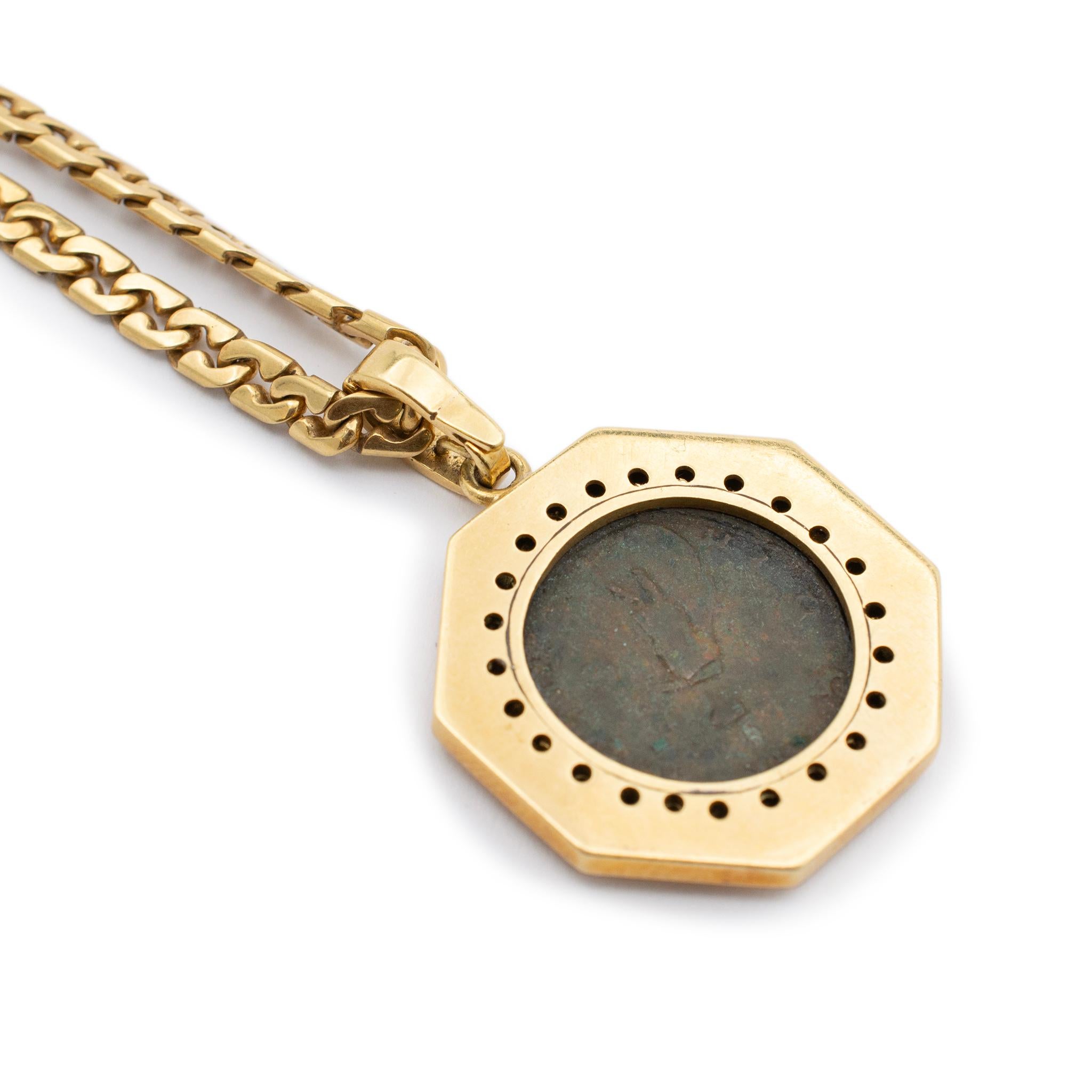 Vintage 18K Gelbgold Ancient Coin Halo Diamond Razor Link Anhänger Halskette (Rundschliff) im Angebot