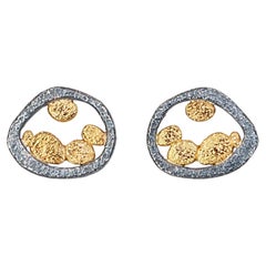 Orecchini a bottone vintage in oro giallo 18 carati e argento sterling annerito con motivo a ciottoli