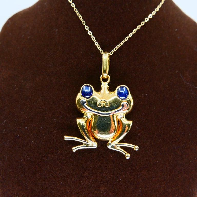 Vintage 18K Yellow Gold and Blue Sapphire Frog Pendant, Also Suitable for Kids In Good Condition For Sale In Hong Kong, HK