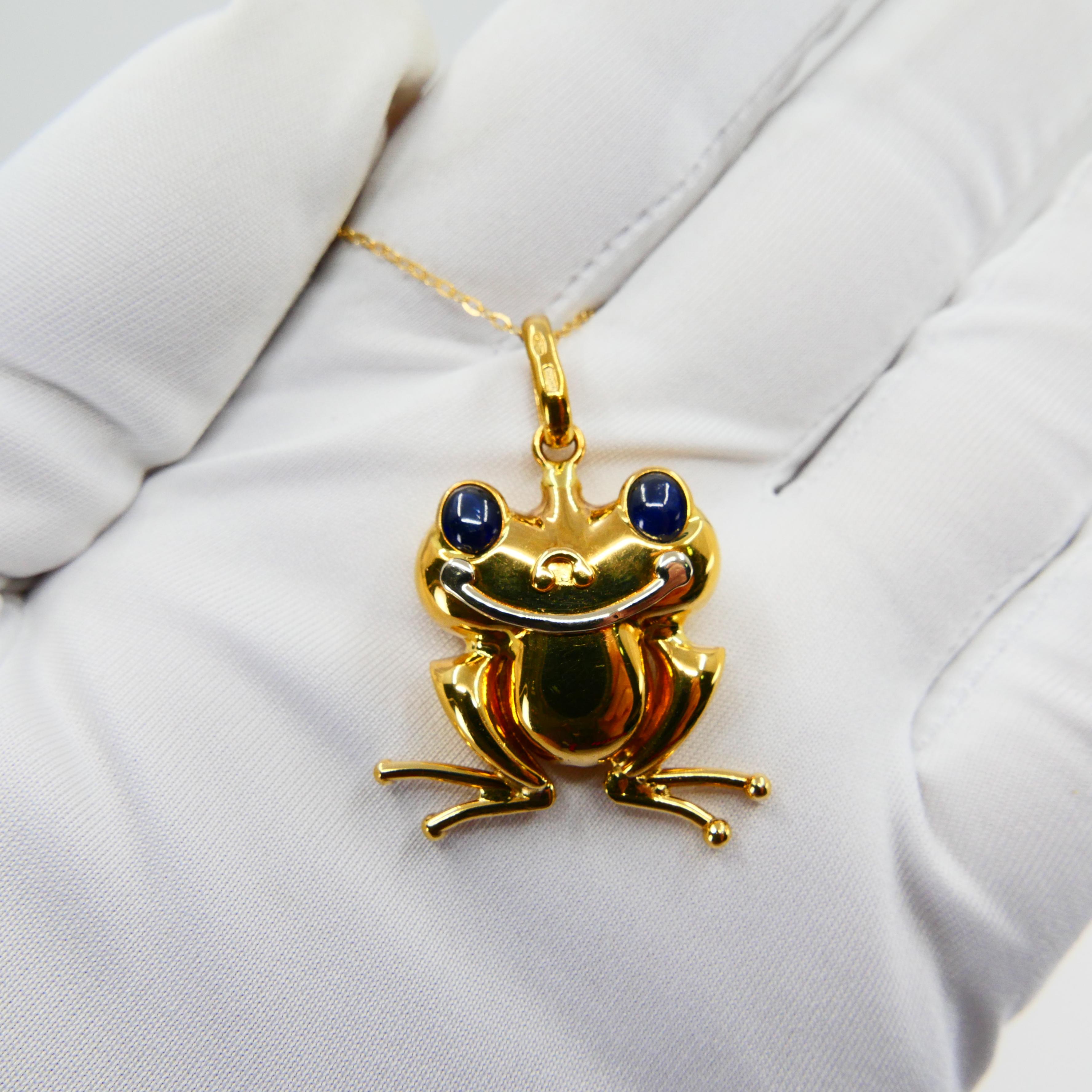 Vintage 18K Yellow Gold and Blue Sapphire Frog Pendant, Also Suitable for Kids In Good Condition For Sale In Hong Kong, HK