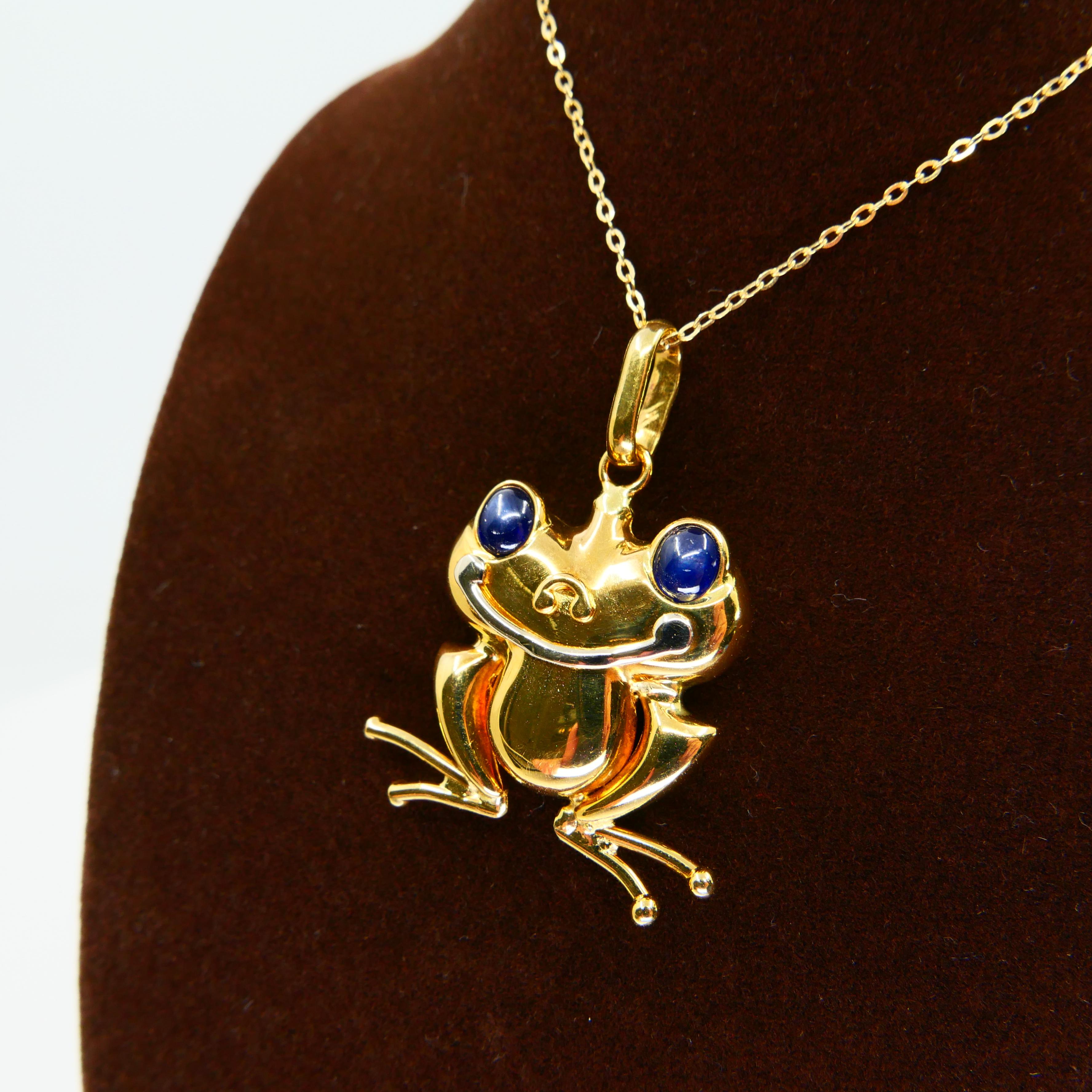 Women's or Men's Vintage 18K Yellow Gold and Blue Sapphire Frog Pendant, Also Suitable for Kids. For Sale