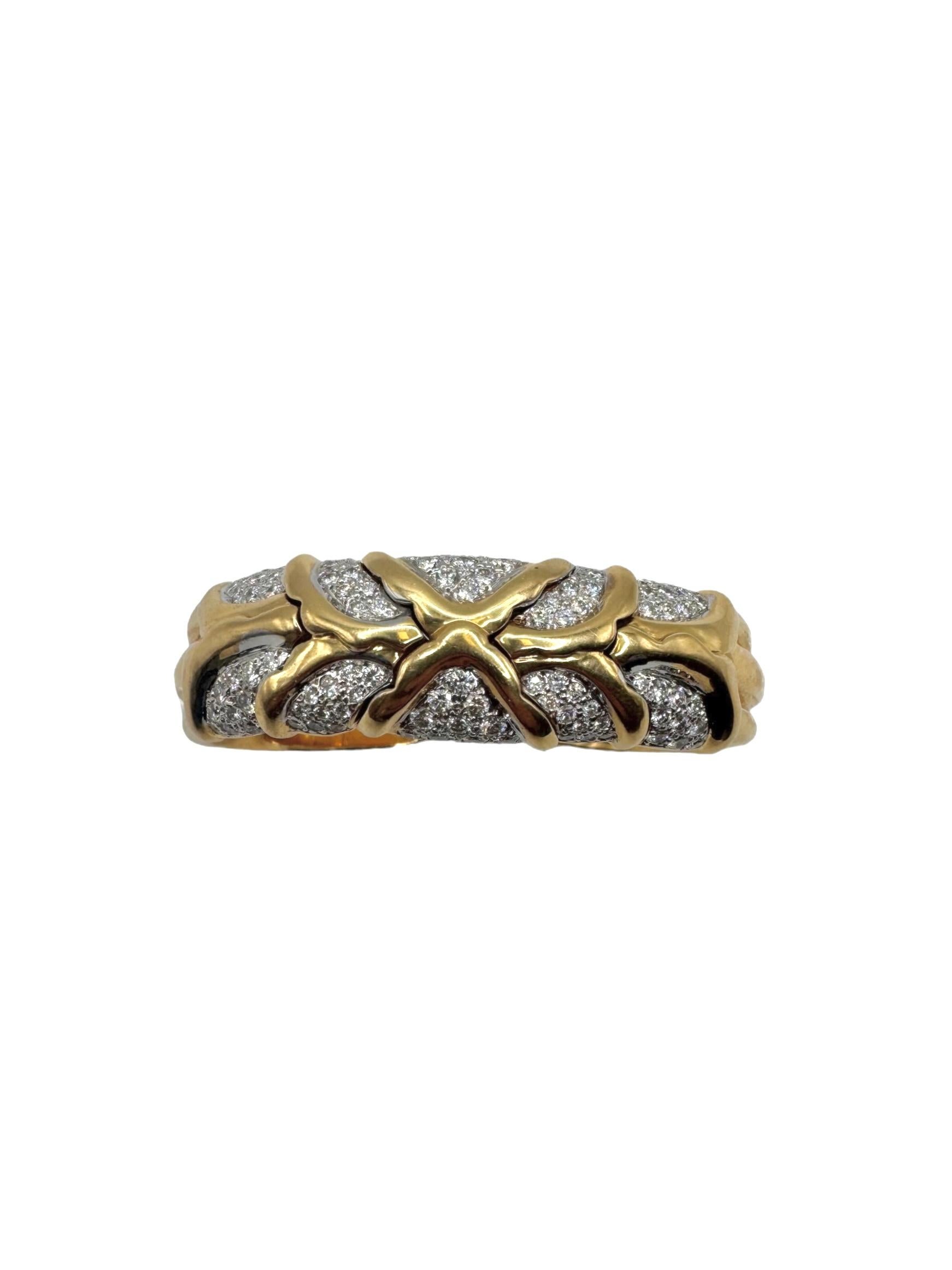 Un étonnant bracelet vintage en or jaune 18 carats, conçu dans un motif croisé audacieux rehaussé de diamants sertis en pavé. Le bracelet présente de larges maillons d'or entrelacés qui se courbent gracieusement sur des panneaux de diamants taillés