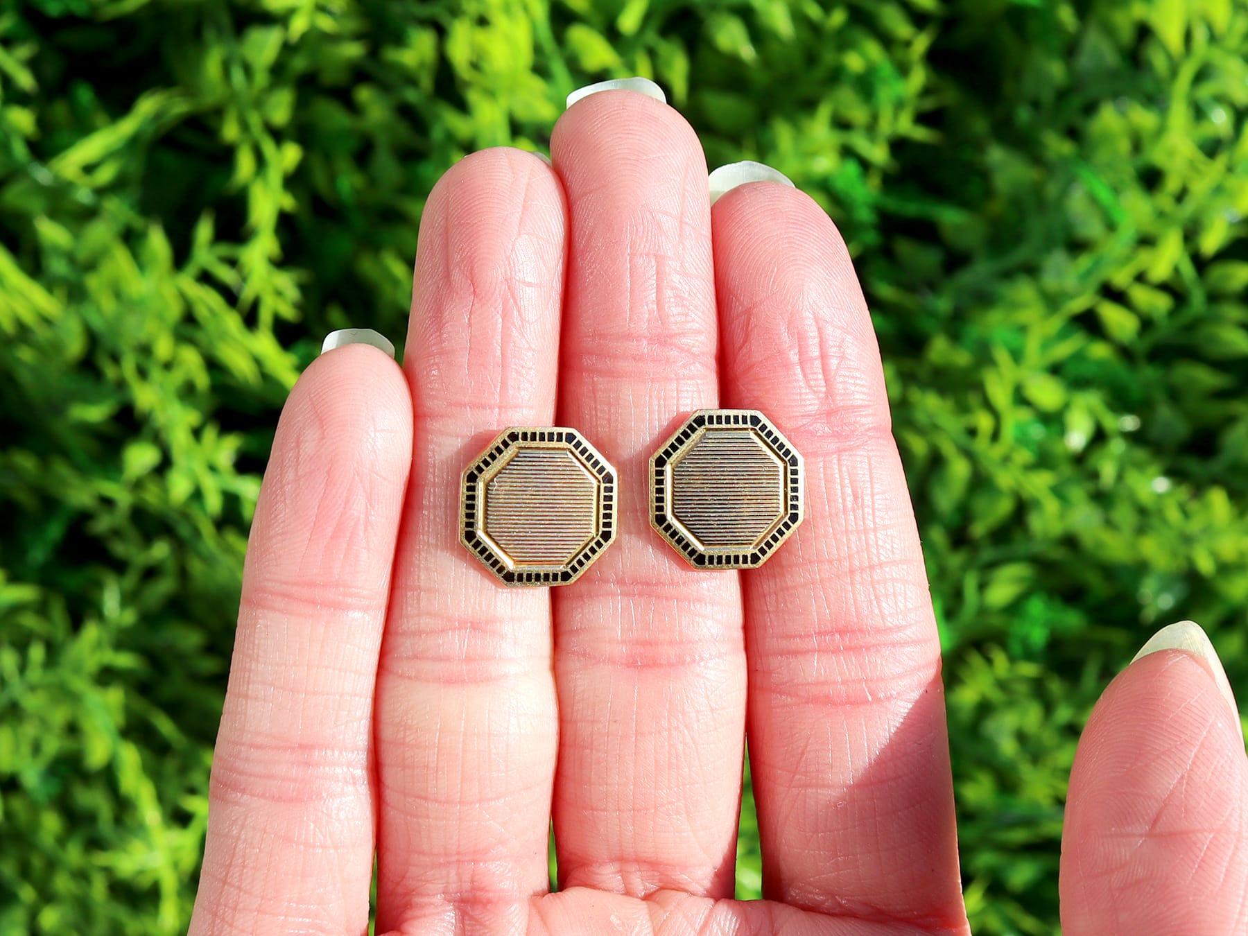 Ein feines und beeindruckendes Paar achteckiger Herrenmanschettenknöpfe aus 18 Karat Gelbgold von Cartier mit Emaille-Dekoration; Teil unserer vielfältigen Vintage-Manschettenknopf-Kollektionen.

Diese feinen und beeindruckenden