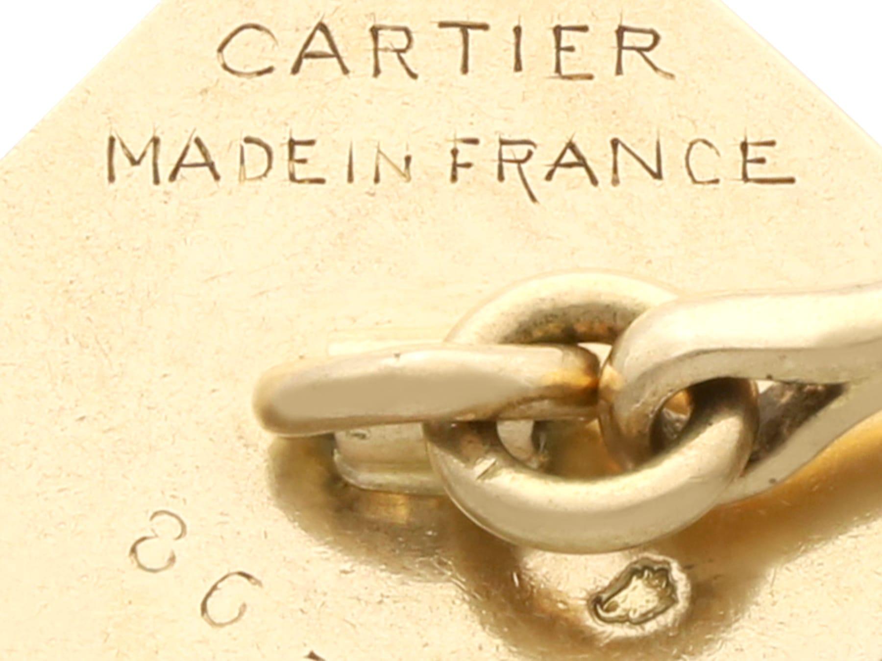 Boutons de manchette vintage en or jaune 18k et émail par Cartier Circa 1945 en vente 1