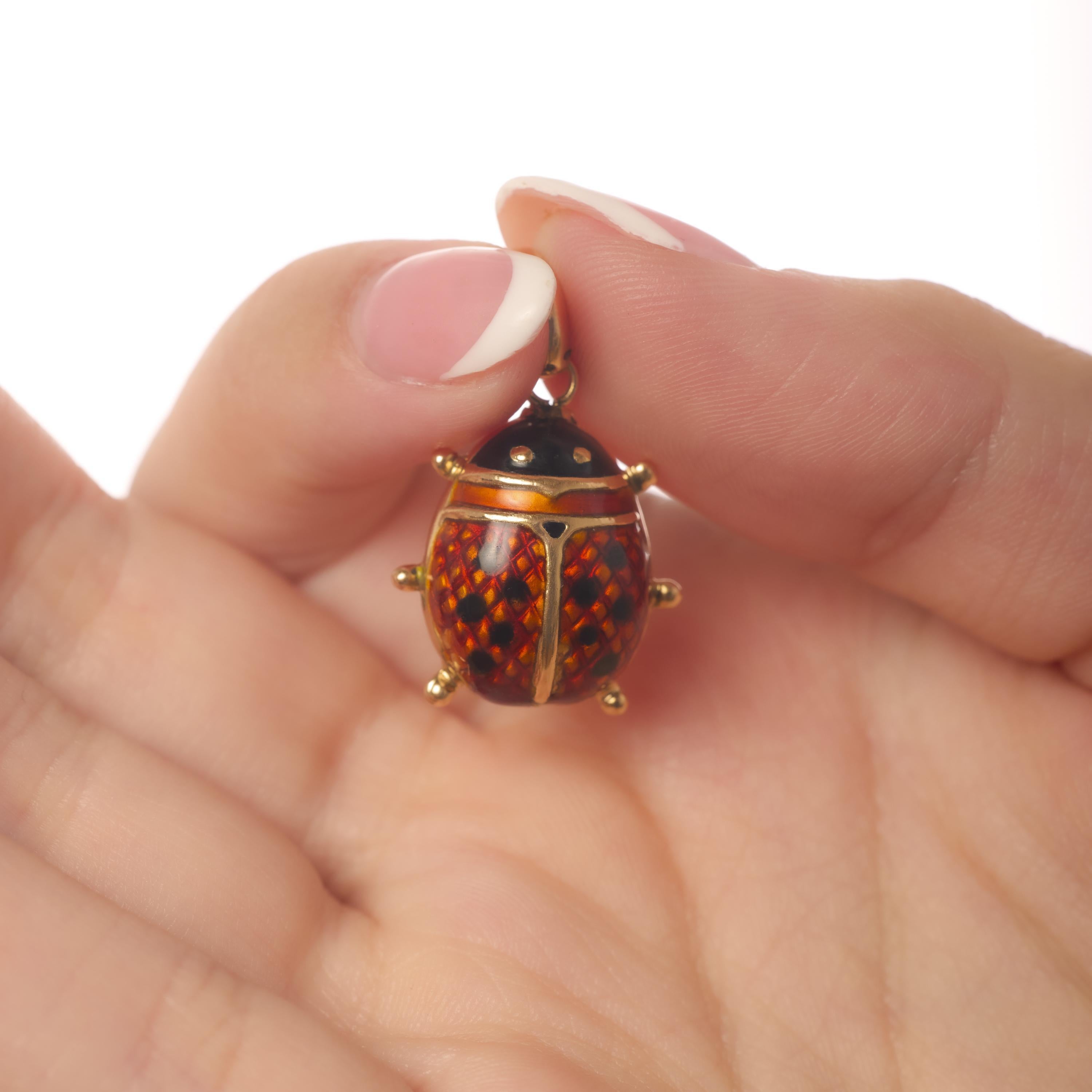 Dieser Anhänger im Vintage-Stil ist aus leuchtender Emaille und reichhaltigem 18-karätigem Gelbgold gefertigt und kombiniert verspielte Farben mit klassischem Design und handwerklichem Können.
