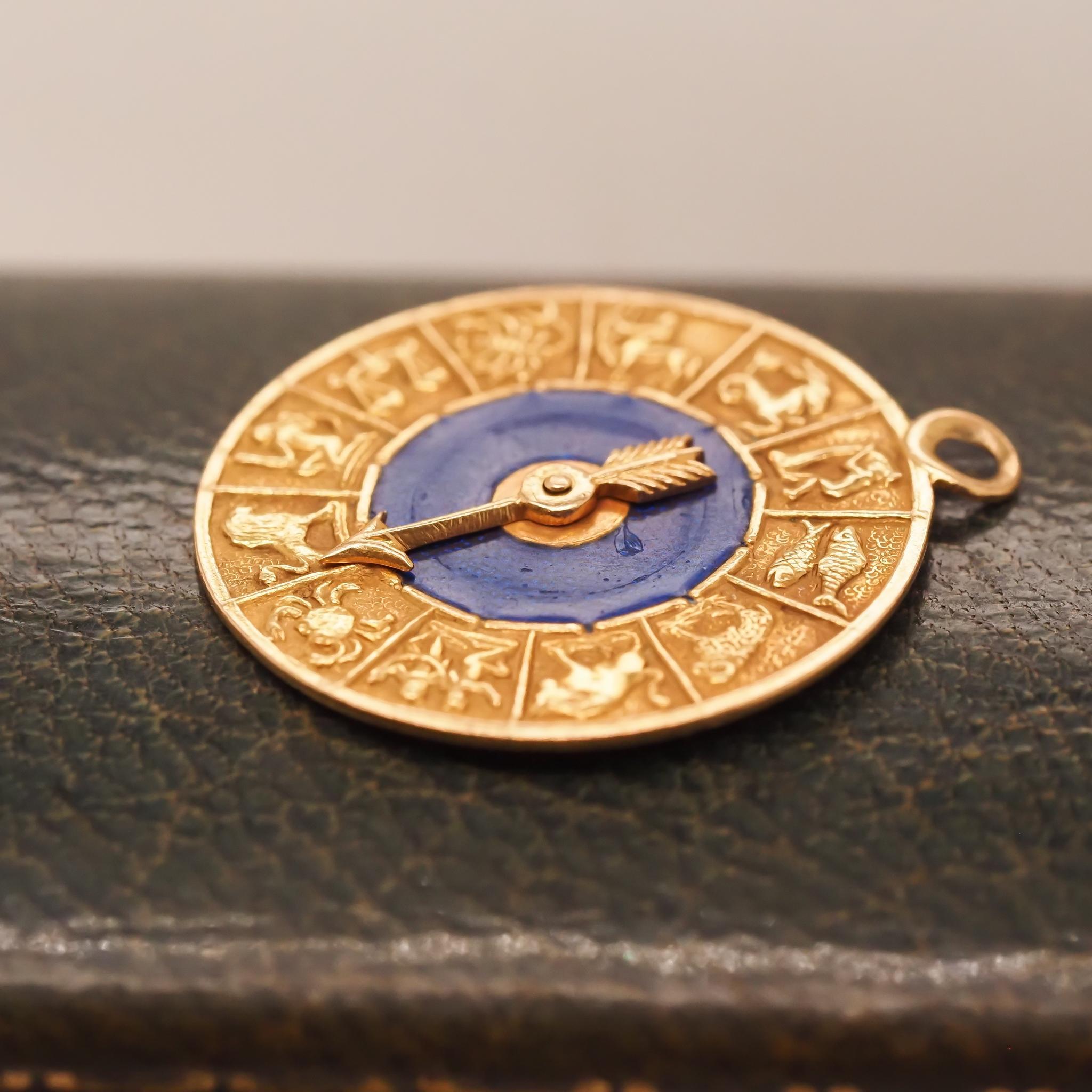 Vintage 18K Yellow Gold and Enamel Zodiac Spinner Pendant In Good Condition For Sale In Atlanta, GA