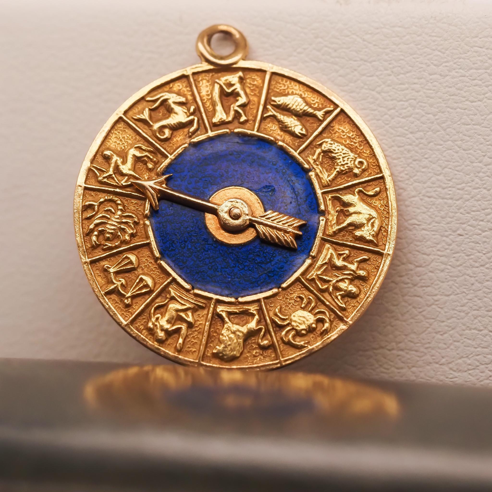 Vintage 18K Yellow Gold and Enamel Zodiac Spinner Pendant For Sale 2