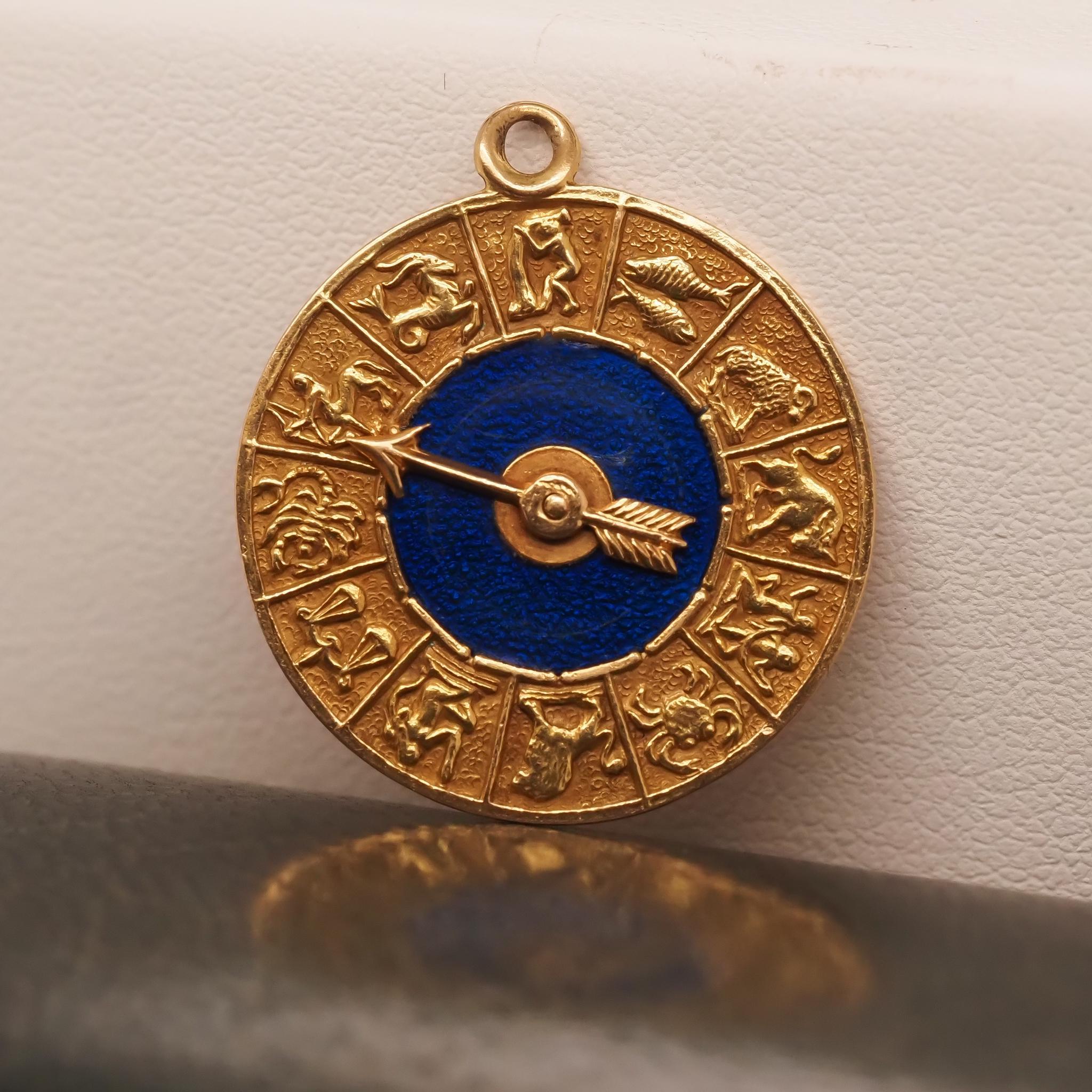 Vintage 18K Yellow Gold and Enamel Zodiac Spinner Pendant For Sale 3