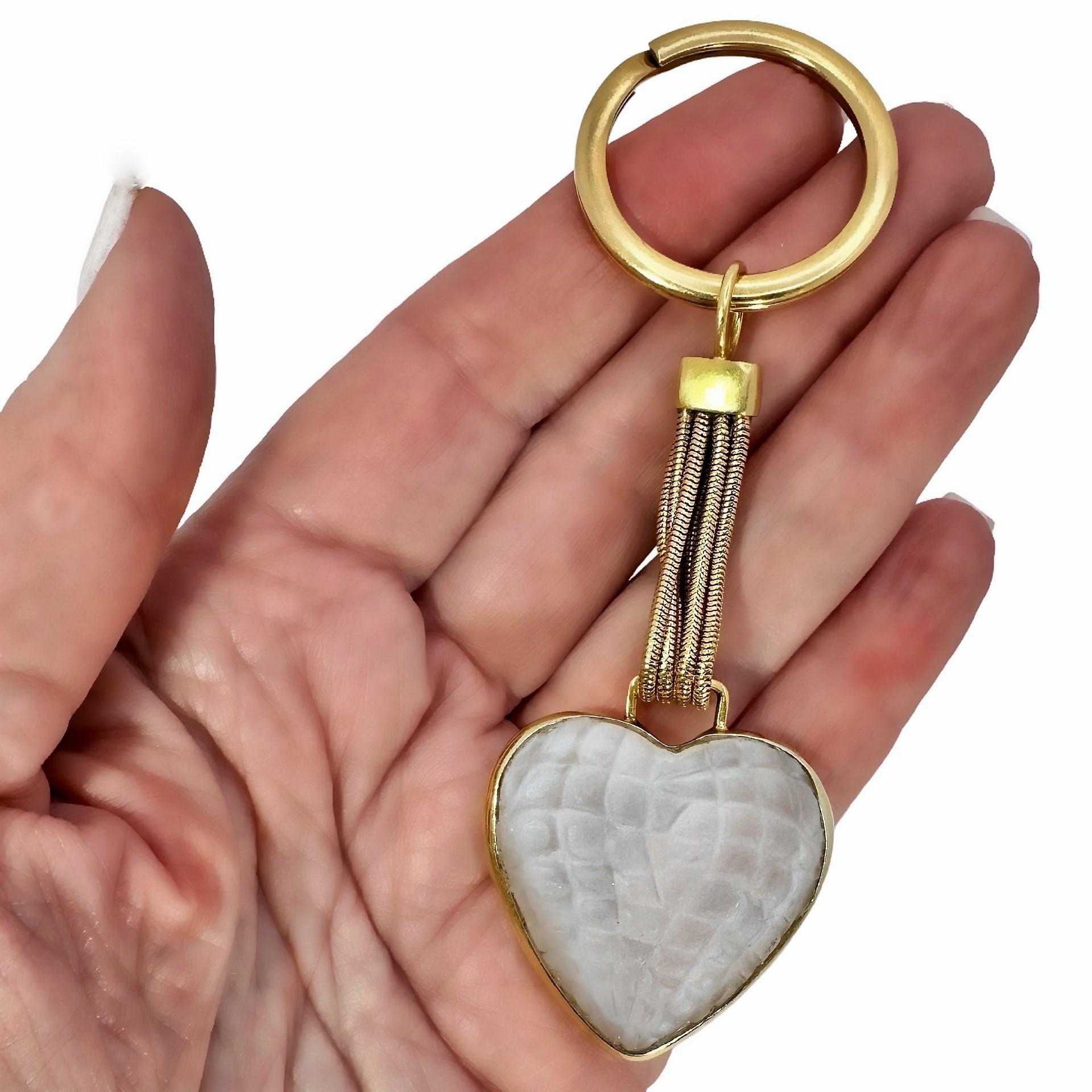 Schlüsselanhänger aus 18 Karat Gelbgold und mattiertem Bergkristall in Herzform von Gucci (Moderne) im Angebot