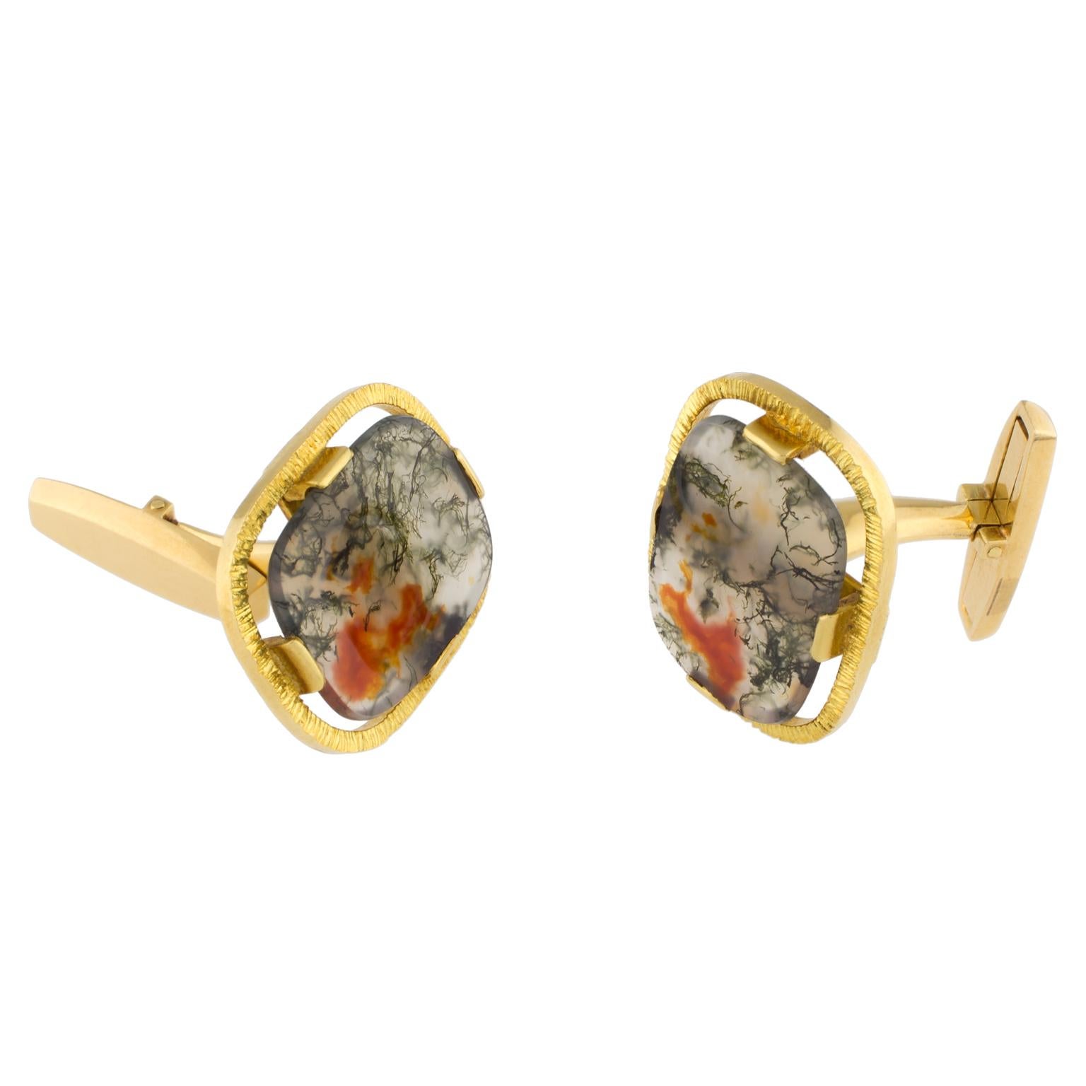 Vintage gold cufflinks centered by two moss agates.
Dimensions: 25 x 18 mm (0.98 x 0.71 in)