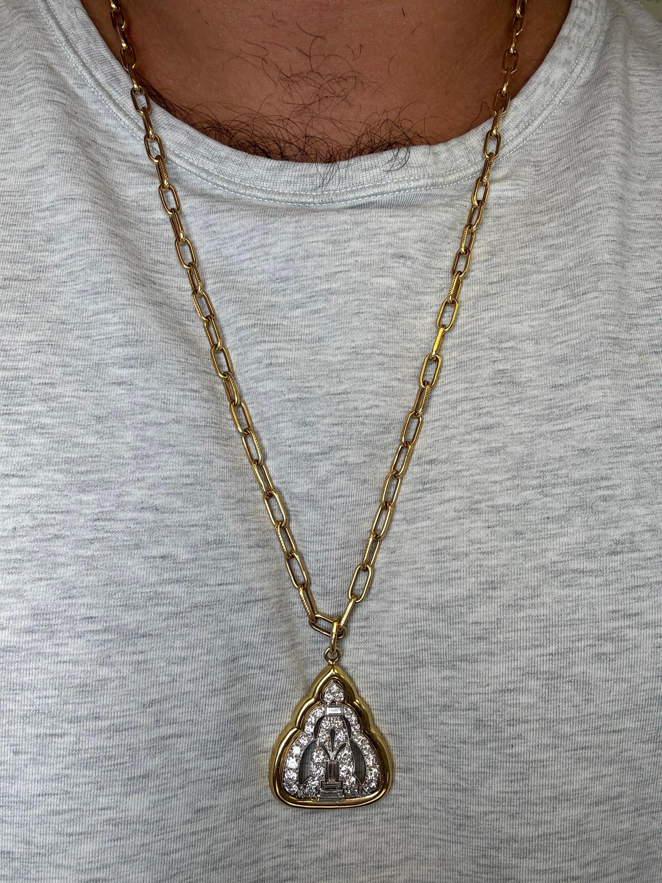 Una straordinaria collana vintage italiana realizzata in oro giallo 18 carati con un pendente di diamanti incastonati in platino, che mostra un'artigianalità senza tempo e un raffinato design geometrico. Il pendente presenta 5 diamanti taglio
