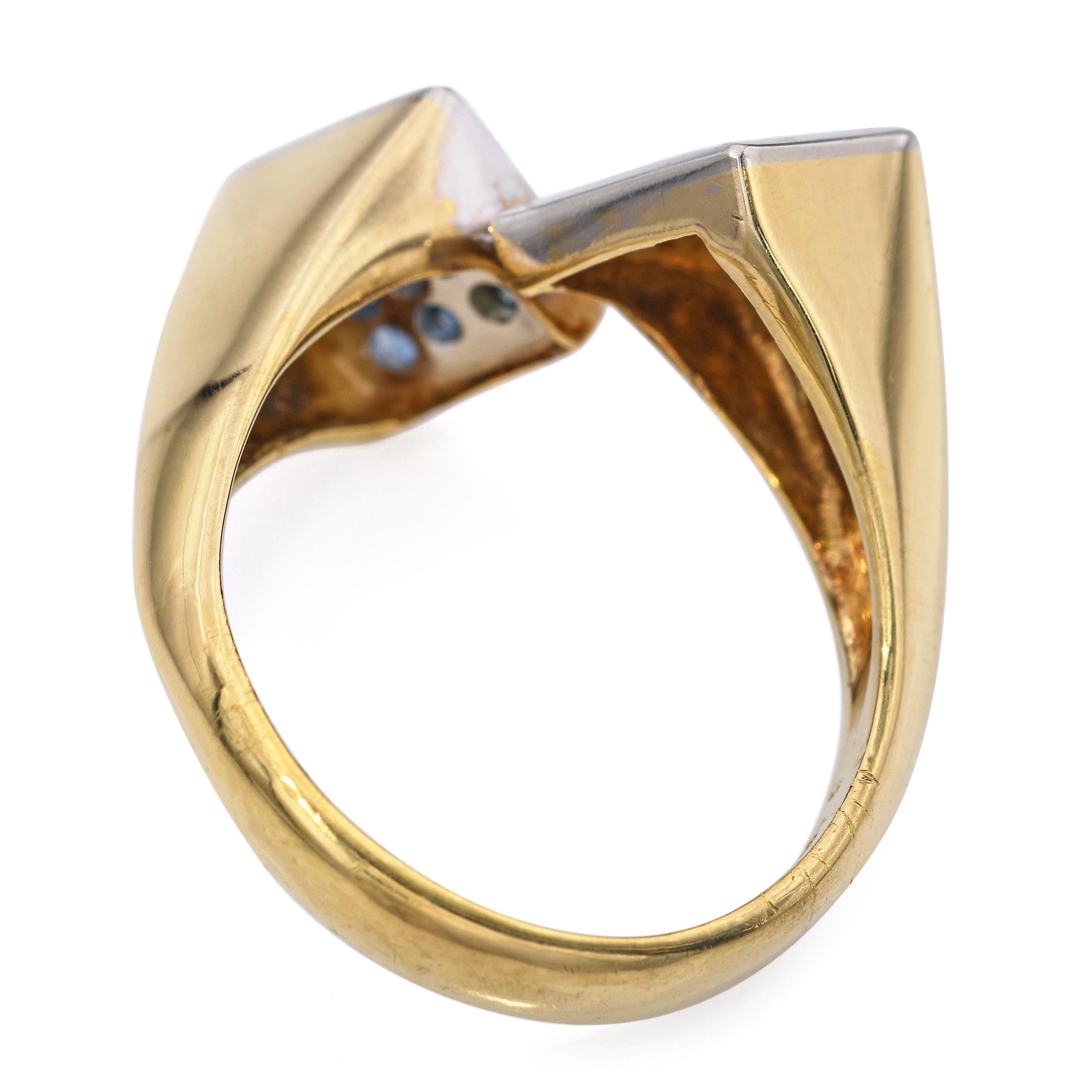 Bague bypass vintage en or jaune 18k et platine, saphir et diamant en vente 1