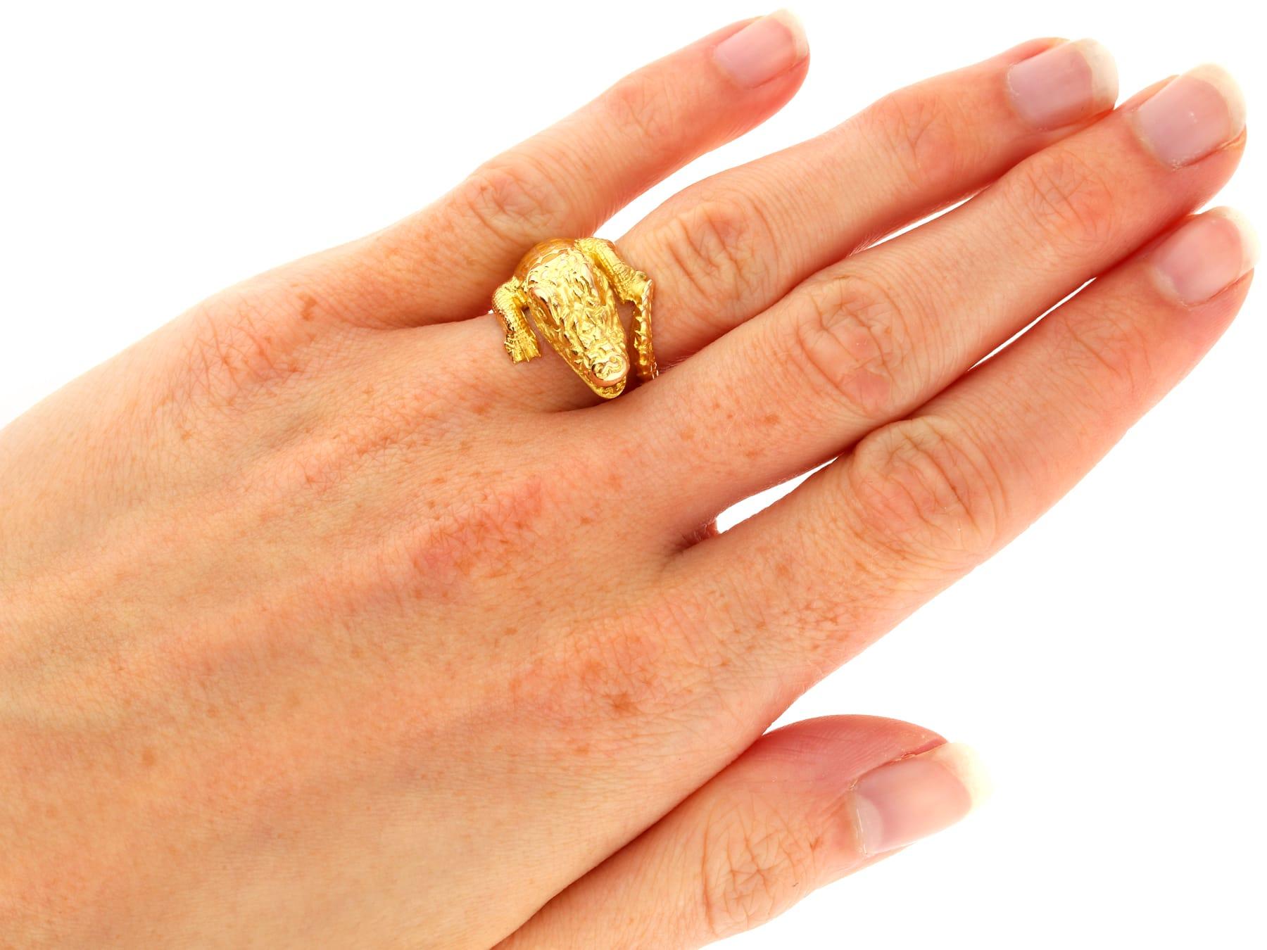 Vintage 18k Yellow Gold and Plique-à-Jour Crocodile Ring For Sale 5