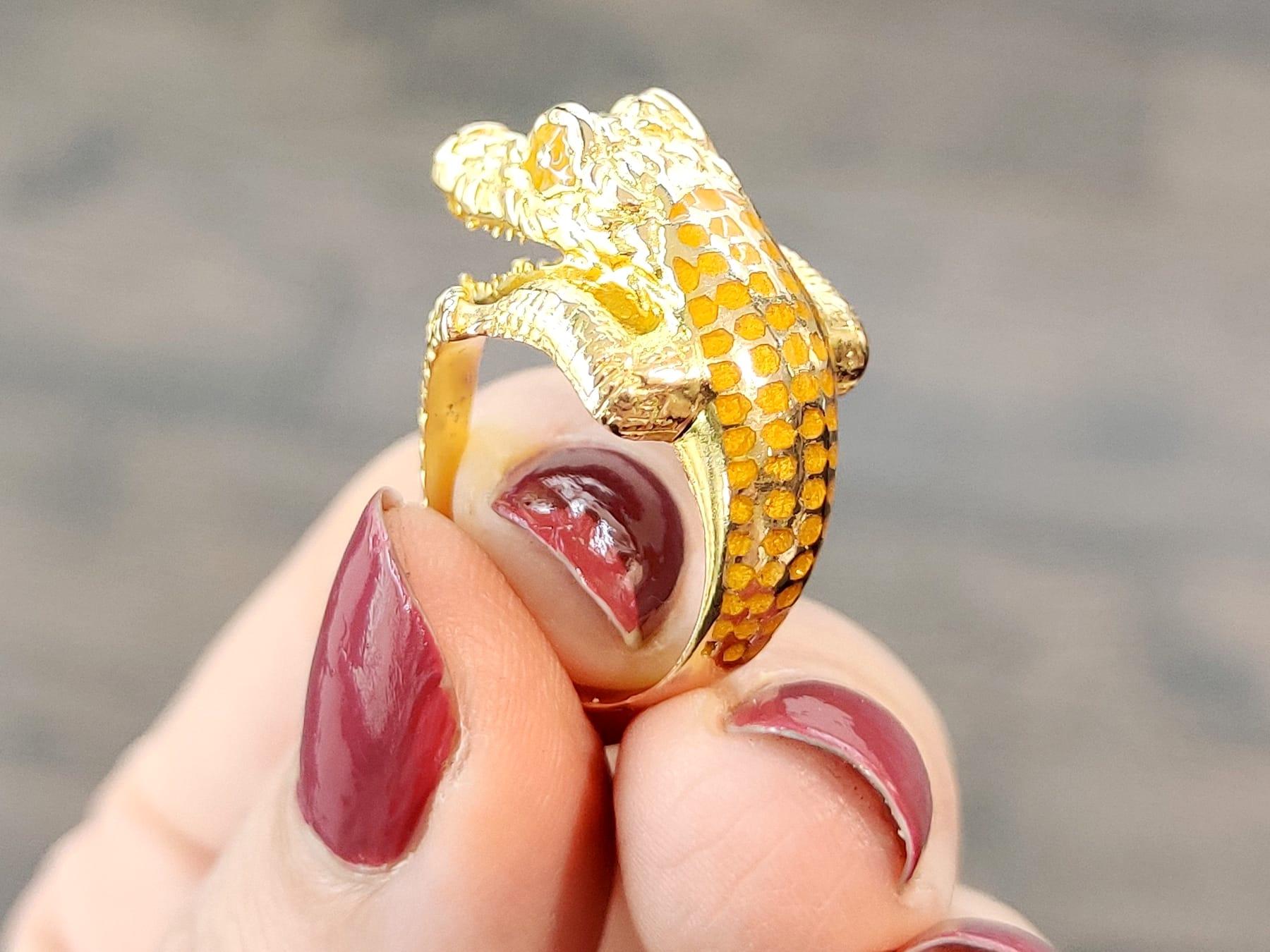 Vintage 18k Yellow Gold and Plique-à-Jour Crocodile Ring For Sale 1