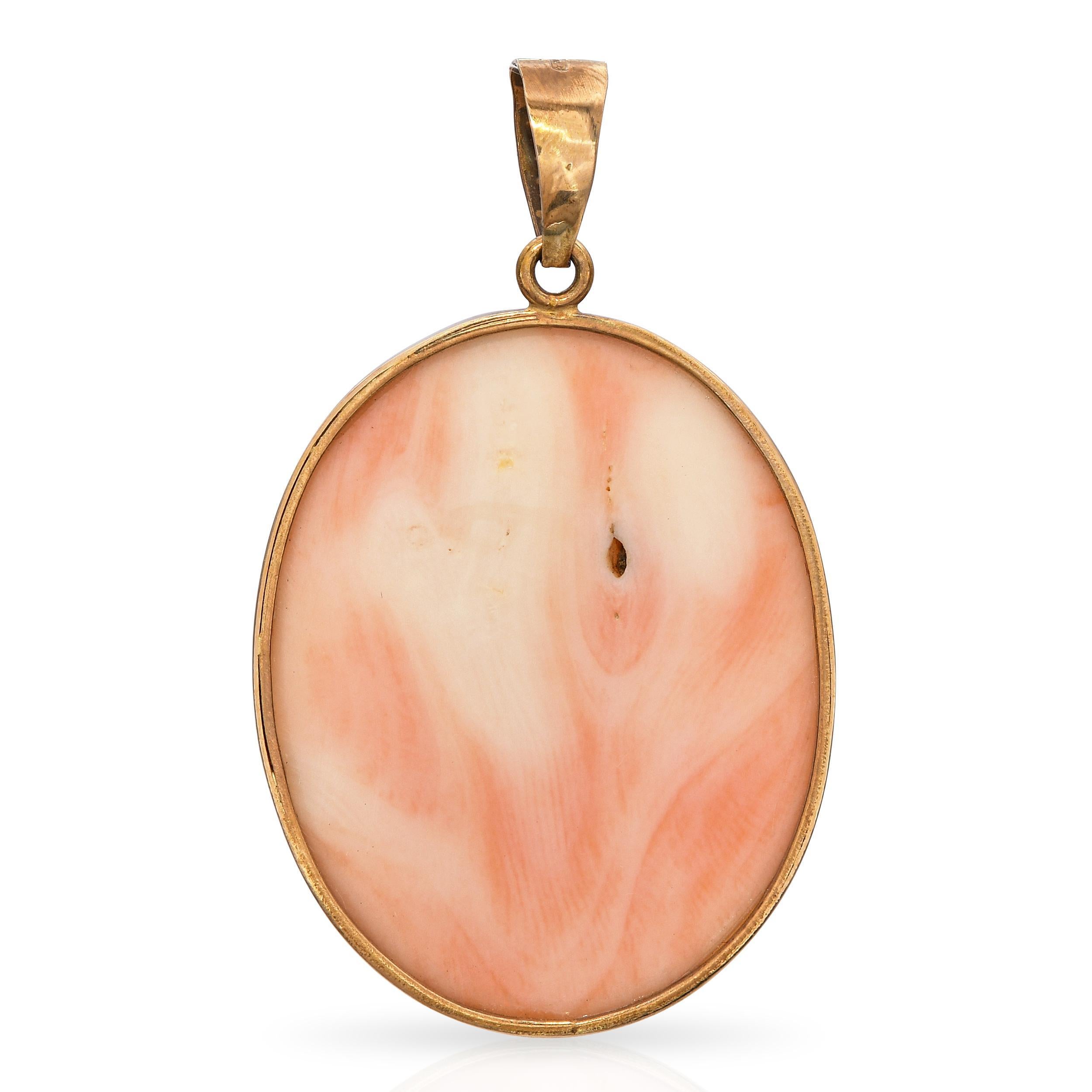 Cet exquis pendentif vintage présente un camée finement sculpté à la main en corail naturel peau d'ange, représentant une Bacchante (Maenad), l'une des femmes dévouées à Bacchus dans la mythologie classique. La sculpture est magnifiquement