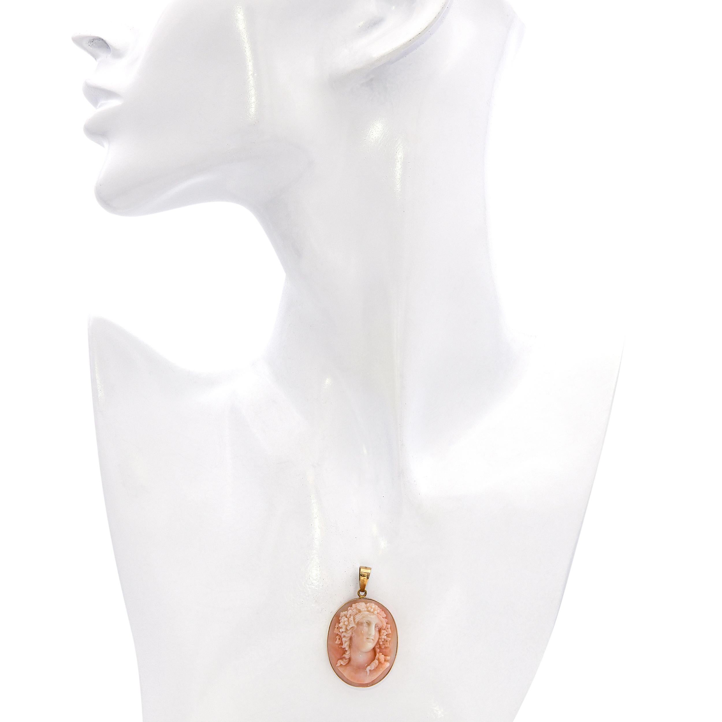 Taille grossière Pendentif camée en or jaune 18K peau d'ange corail Bacchante aka Maenad en vente