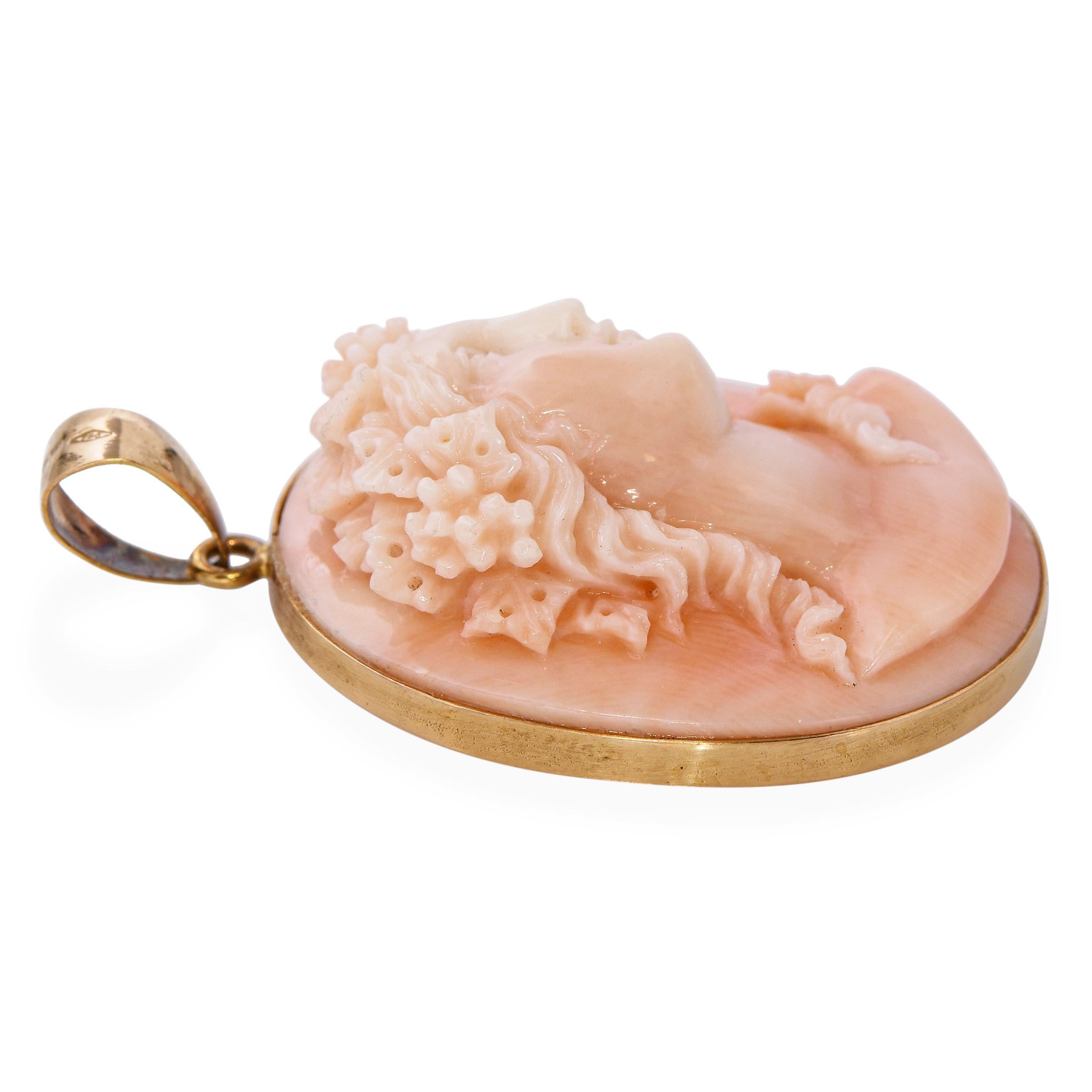 Pendentif camée en or jaune 18K peau d'ange corail Bacchante aka Maenad Bon état - En vente à New York, NY