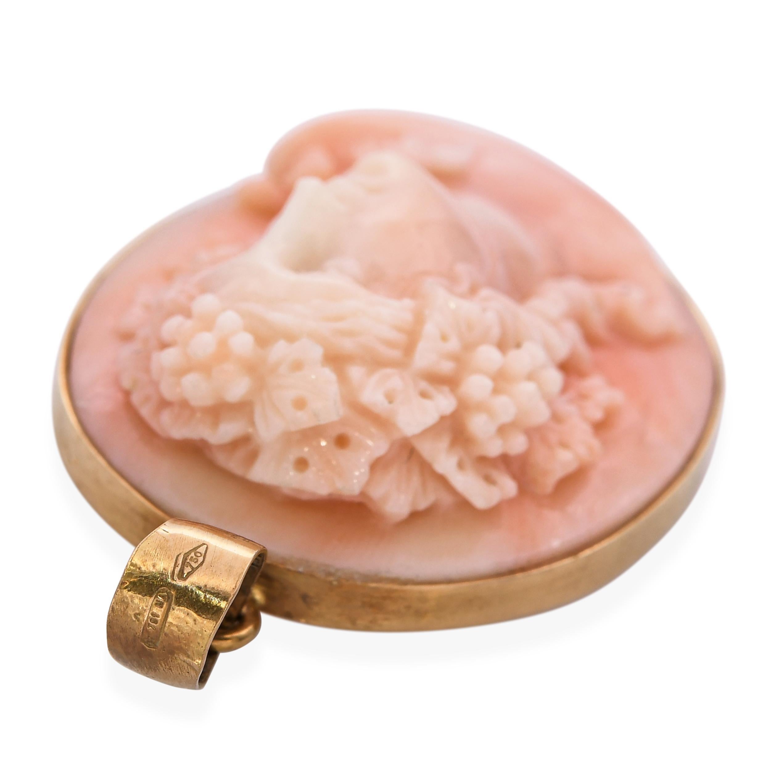 Pendentif camée en or jaune 18K peau d'ange corail Bacchante aka Maenad Pour femmes en vente