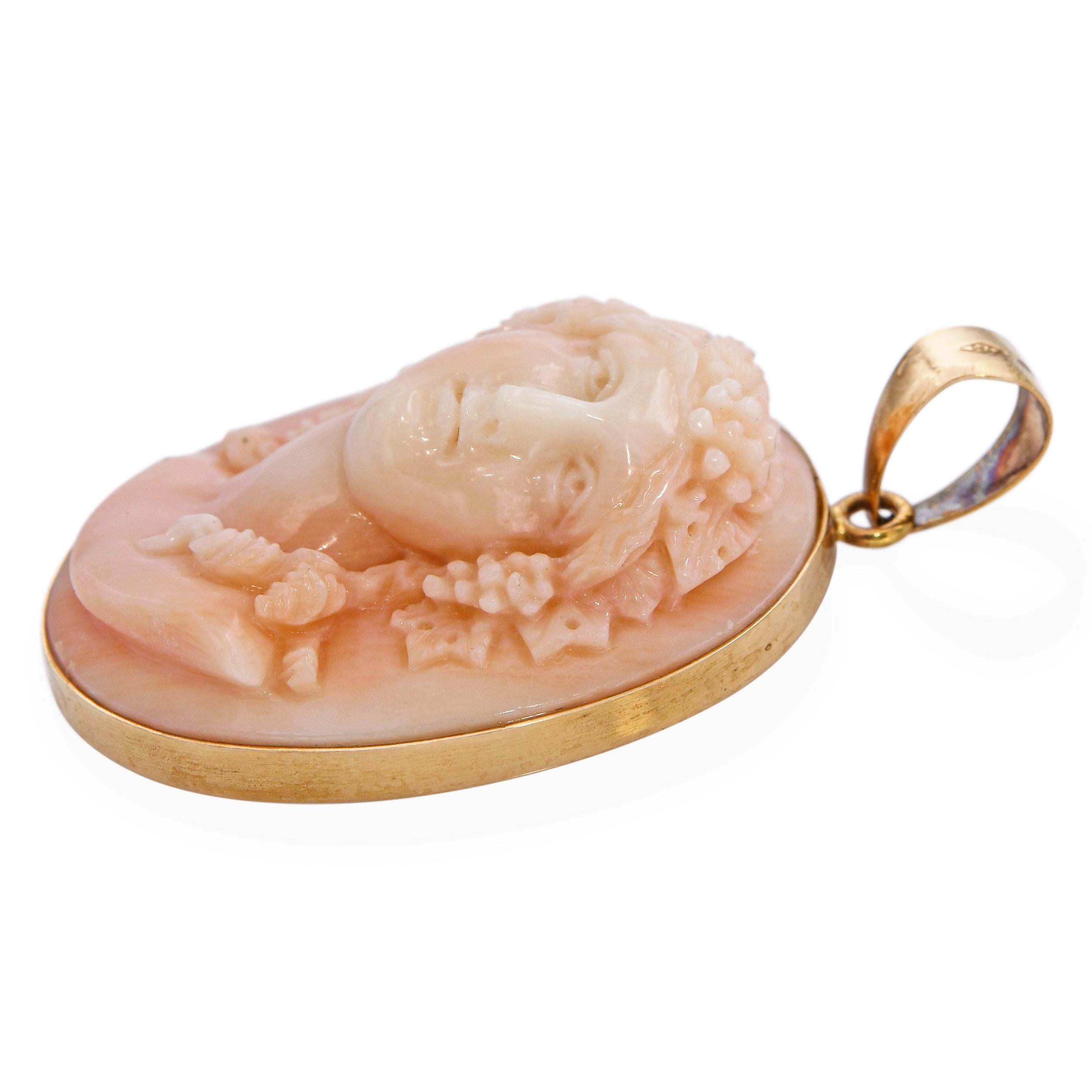 Pendentif camée en or jaune 18K peau d'ange corail Bacchante aka Maenad en vente 1
