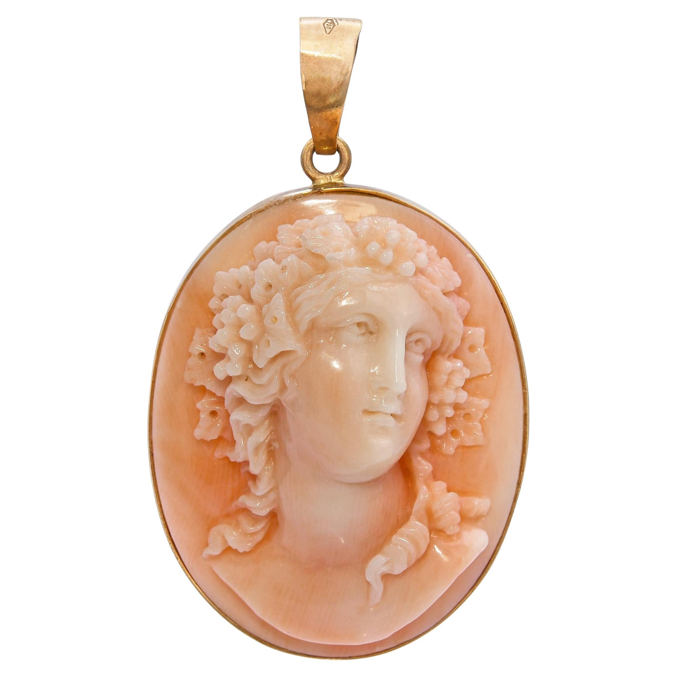 Pendentif camée en or jaune 18K peau d'ange corail Bacchante aka Maenad