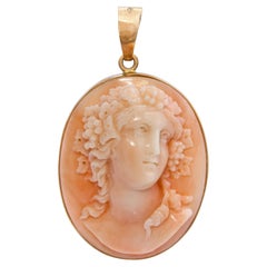 Pendentif camée en or jaune 18K peau d'ange corail Bacchante aka Maenad