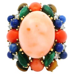 Anillo de cóctel vintage de oro amarillo de 18 quilates con coral piel de ángel y varias piedras en racimo