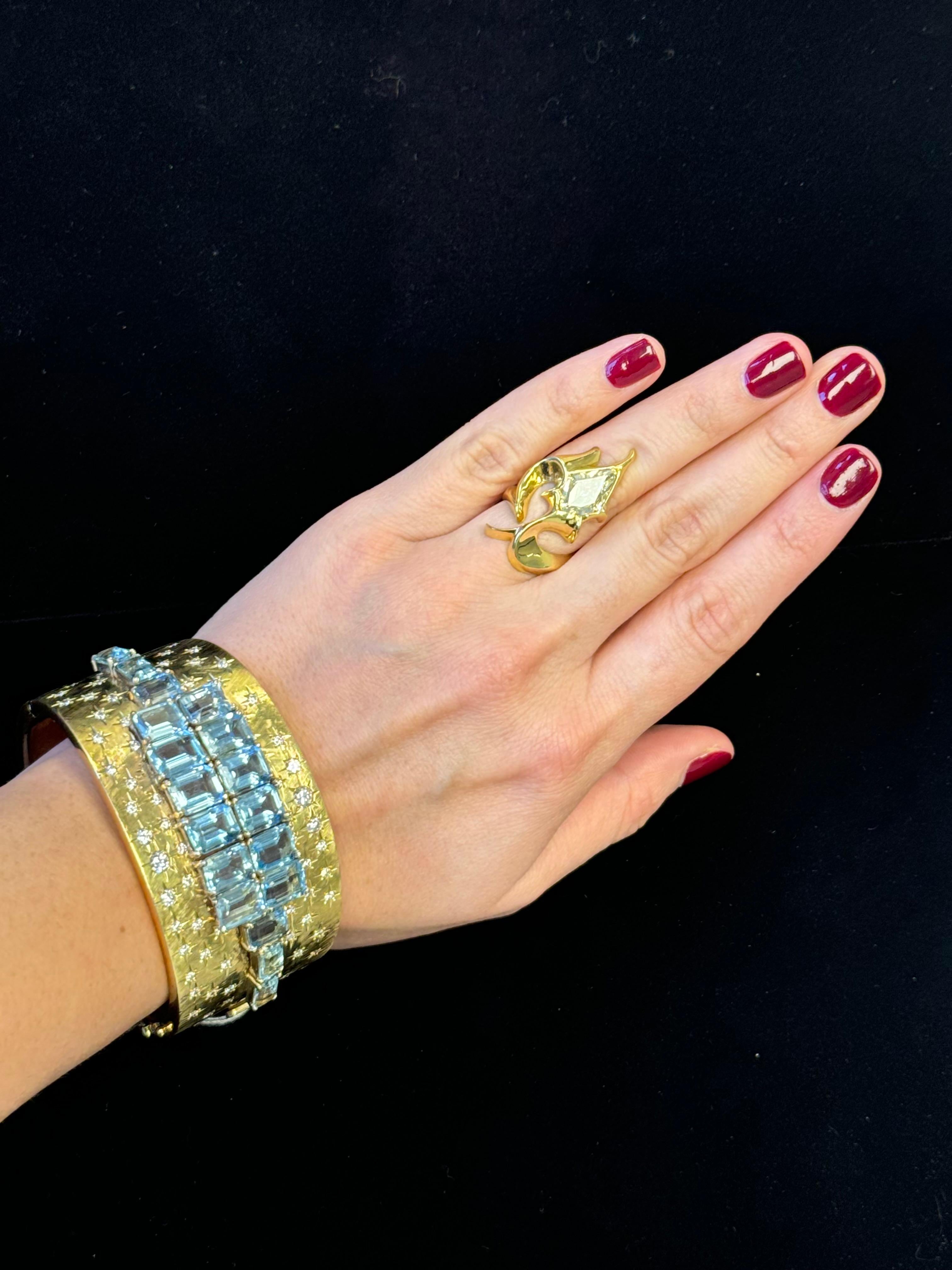 Brazalete ancho vintage de oro amarillo de 18 quilates con aguamarina y diamantes en venta 1