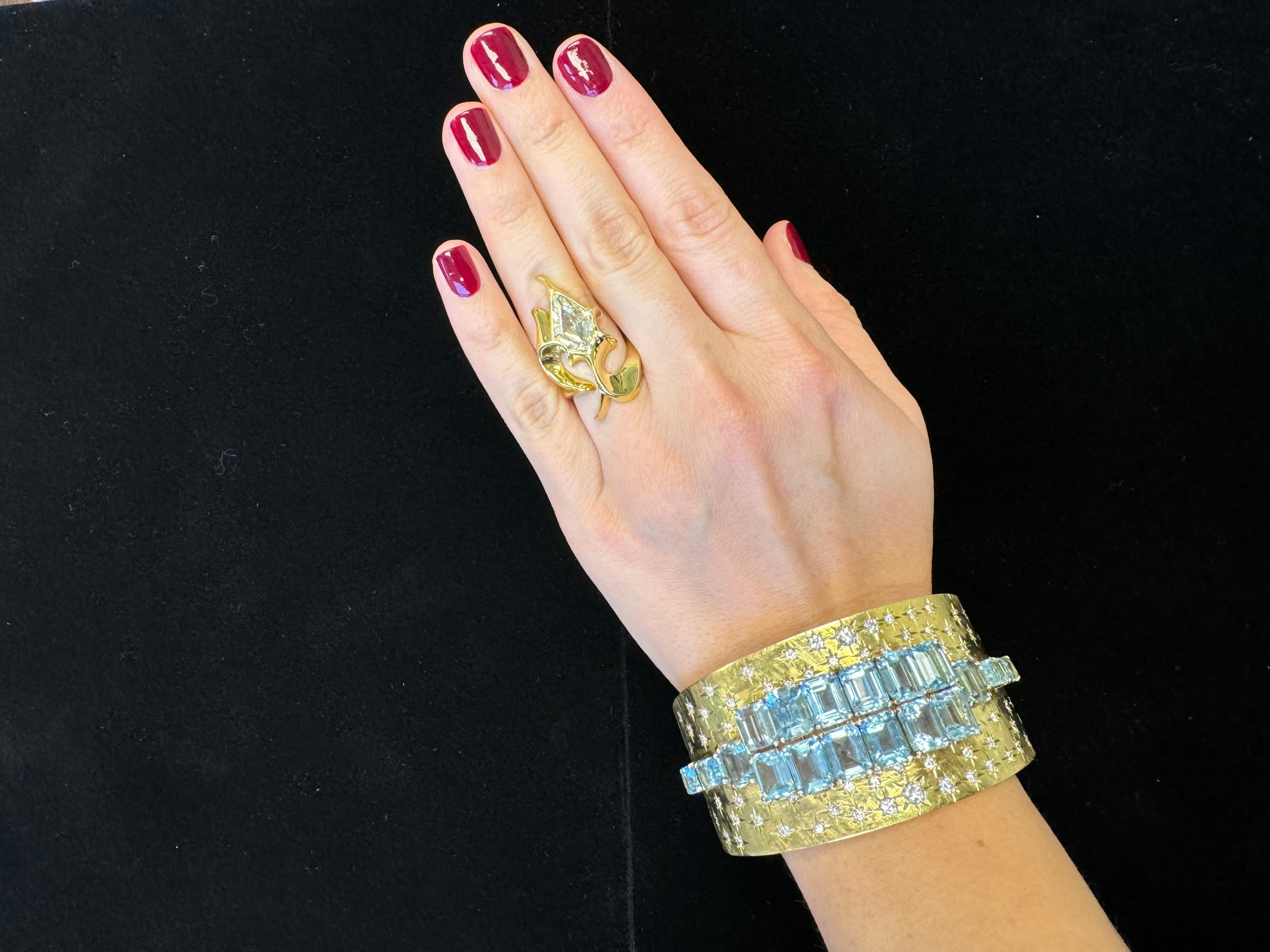 Brazalete ancho vintage de oro amarillo de 18 quilates con aguamarina y diamantes en venta 2
