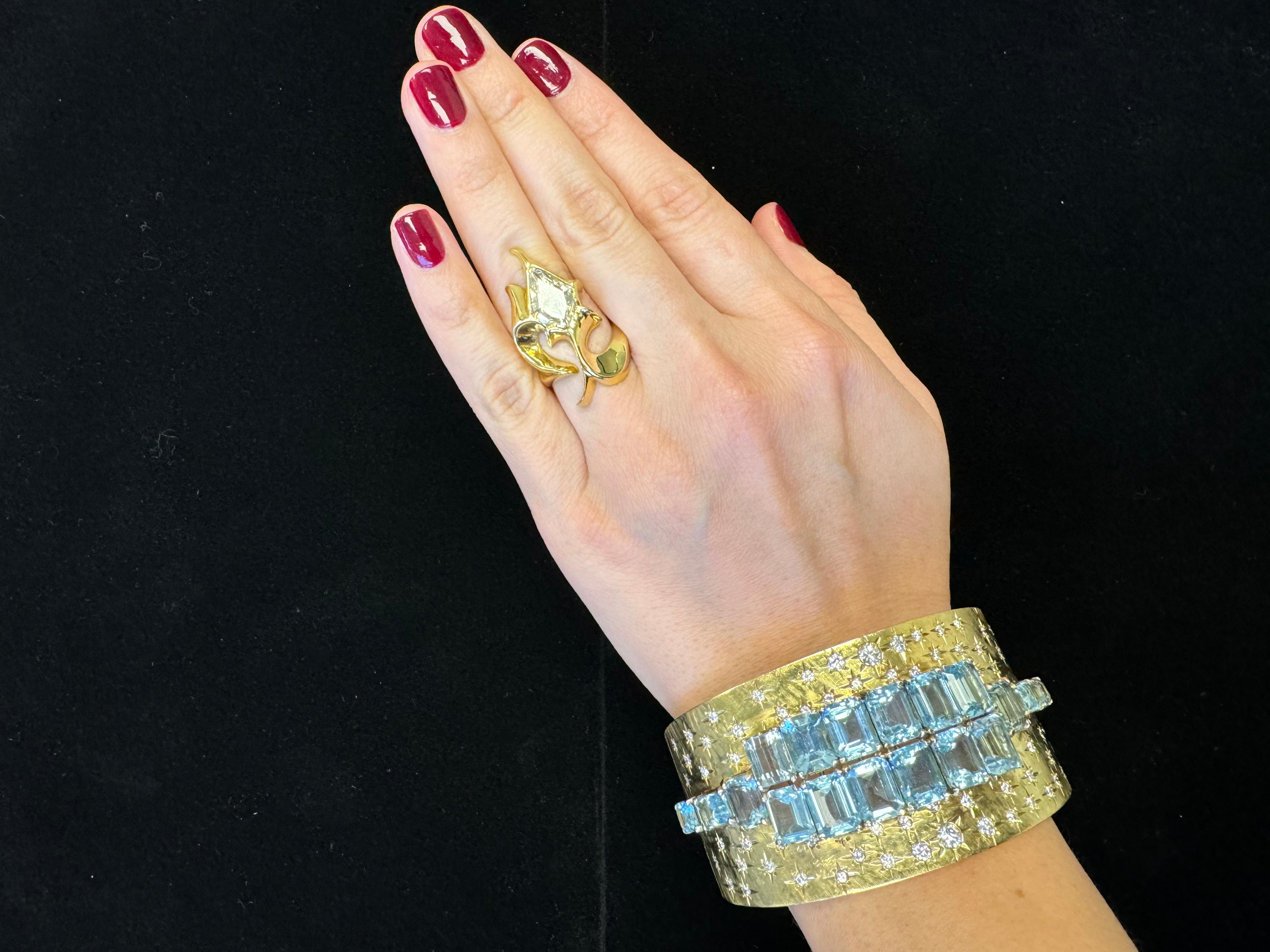 Brazalete ancho vintage de oro amarillo de 18 quilates con aguamarina y diamantes en venta 4