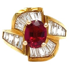 Anello vintage in oro giallo 18 carati con diamante baguette e rubino naturale con certificato GIA.
