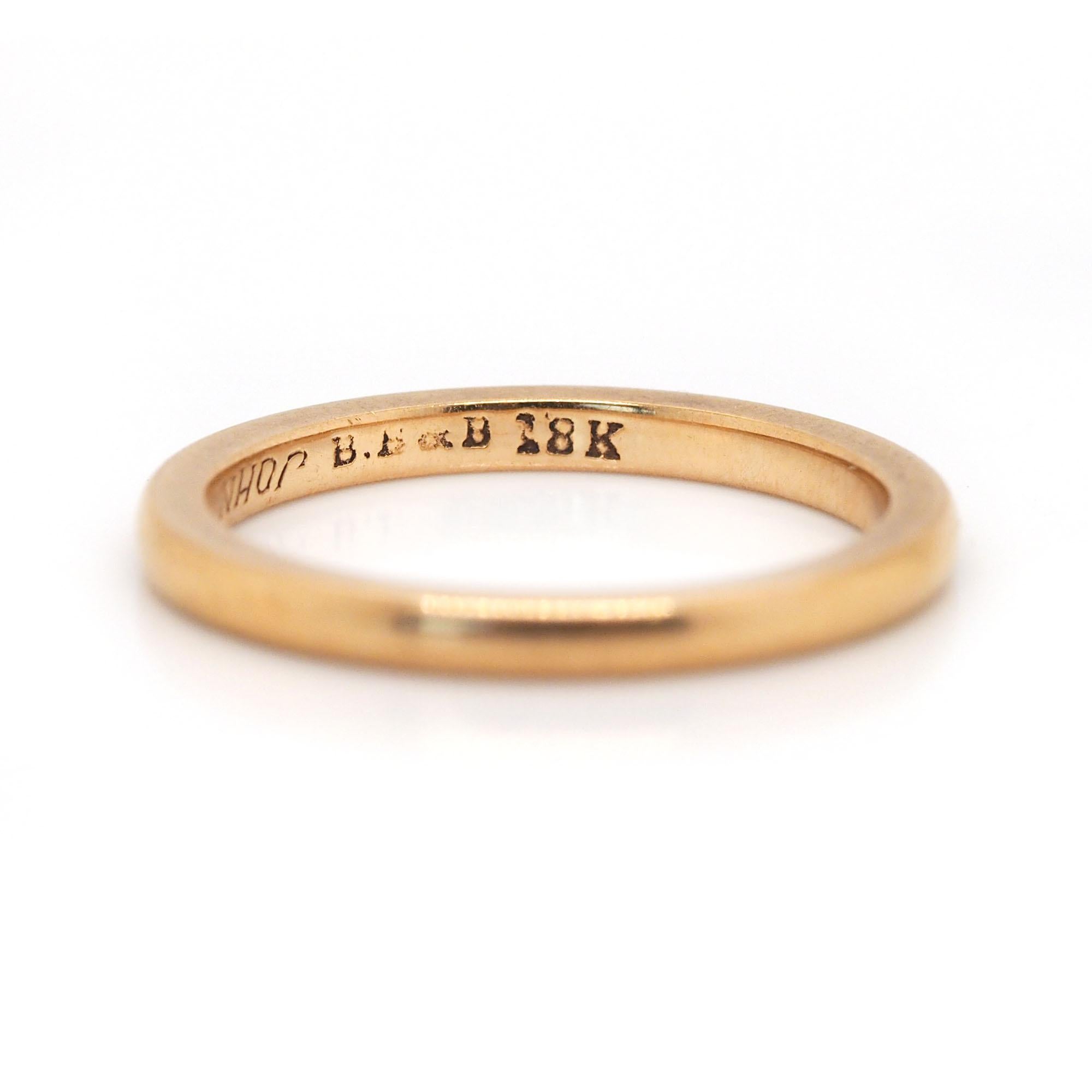 Se trata de una alianza de boda fina de oro amarillo de 18 quilates de Bailey, Banks & Biddle de la década de 1920.  Por favor, revisa los siguientes detalles sobre esta hermosa pieza.  La banda mide 1,8 mm de grosor y es una talla de anillo 4 1/2. 