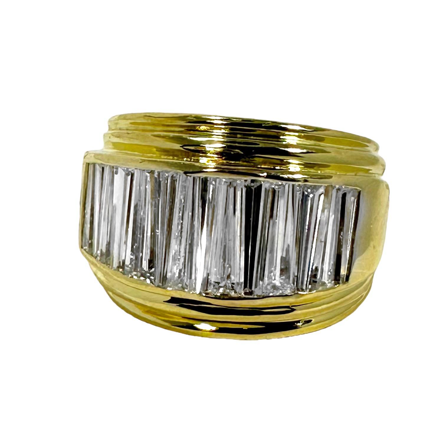 Cet impressionnant bracelet européen en or jaune 18 carats est serti sur la moitié supérieure de quatorze diamants baguettes effilés.  Le poids total approximatif des diamants est de 2,15ct de couleur H et de pureté VS1. Des arêtes architecturées