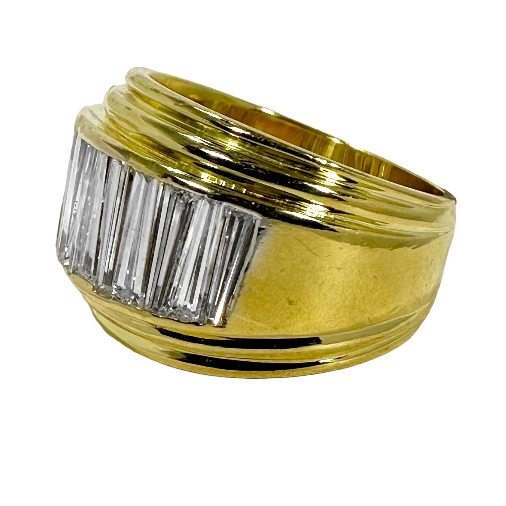 Vintage-Ring aus 18 Karat Gelbgold mit langenen, konisch zulaufenden Baguette-Diamanten auf der Oberseite (Moderne) im Angebot