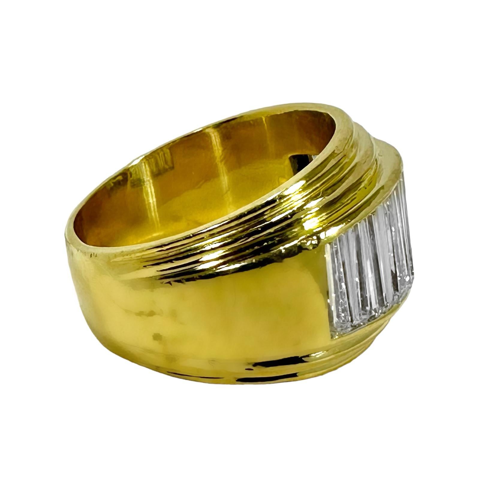 Vintage-Ring aus 18 Karat Gelbgold mit langenen, konisch zulaufenden Baguette-Diamanten auf der Oberseite im Zustand „Gut“ im Angebot in Palm Beach, FL