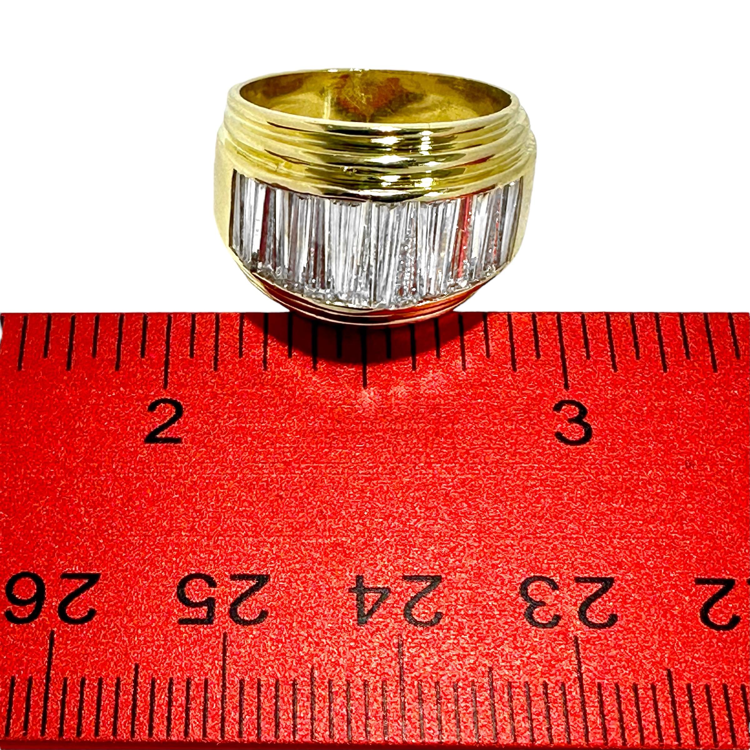 Vintage-Ring aus 18 Karat Gelbgold mit langenen, konisch zulaufenden Baguette-Diamanten auf der Oberseite im Angebot 2