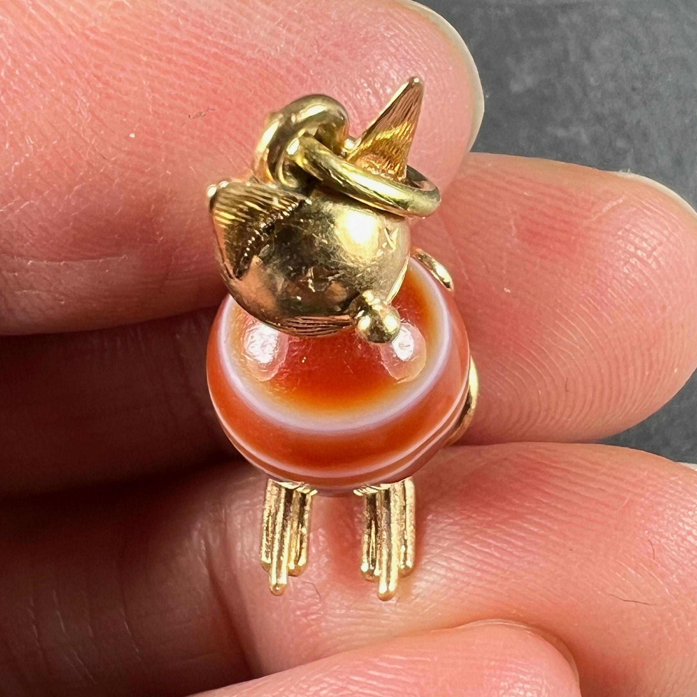 Pendentif vintage en or jaune 18K avec breloques en agate et chat en vente 9